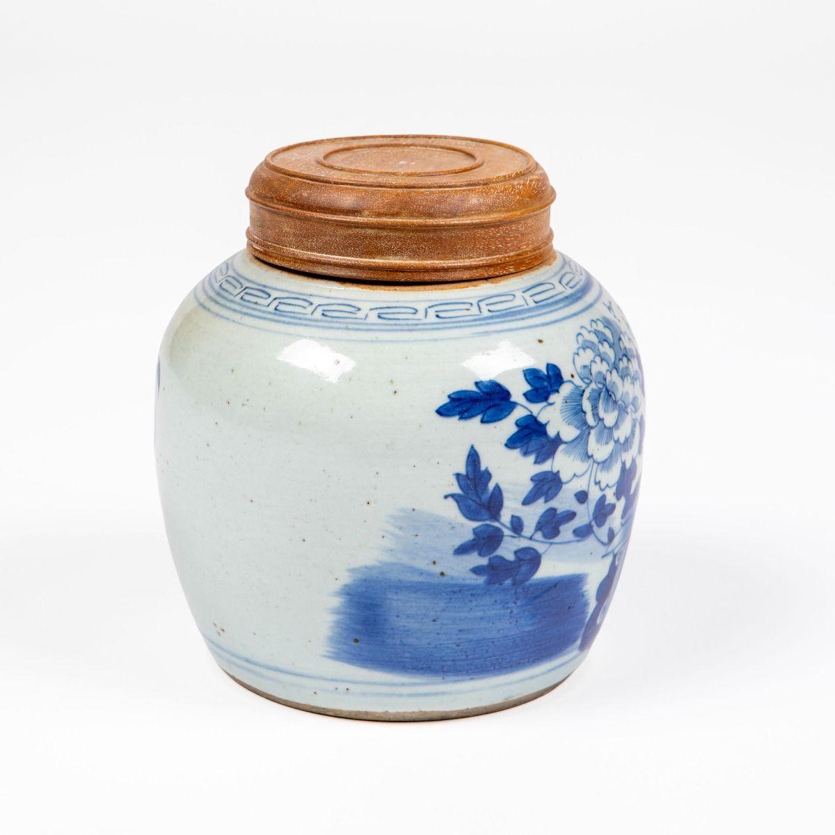 Chinois Jarre à gingembre en porcelaine bleue et blanche de Canton du 19ème siècle avec Li en bois dur en vente