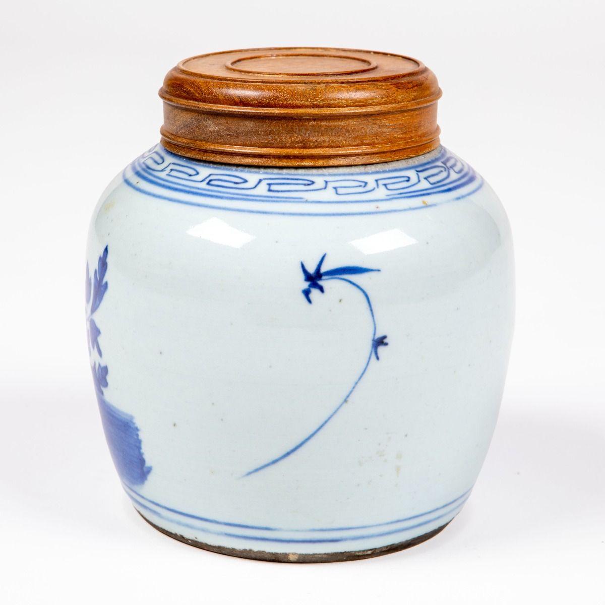 Chinois Jarre à gingembre en porcelaine bleue et blanche de Canton du 19ème siècle avec Li en bois dur en vente