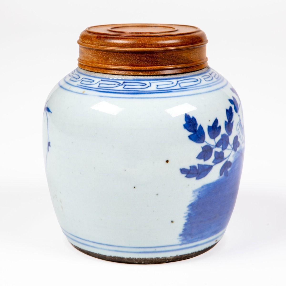Jarre à gingembre en porcelaine bleue et blanche de Canton du 19ème siècle avec Li en bois dur Bon état - En vente à Kastrup, DK