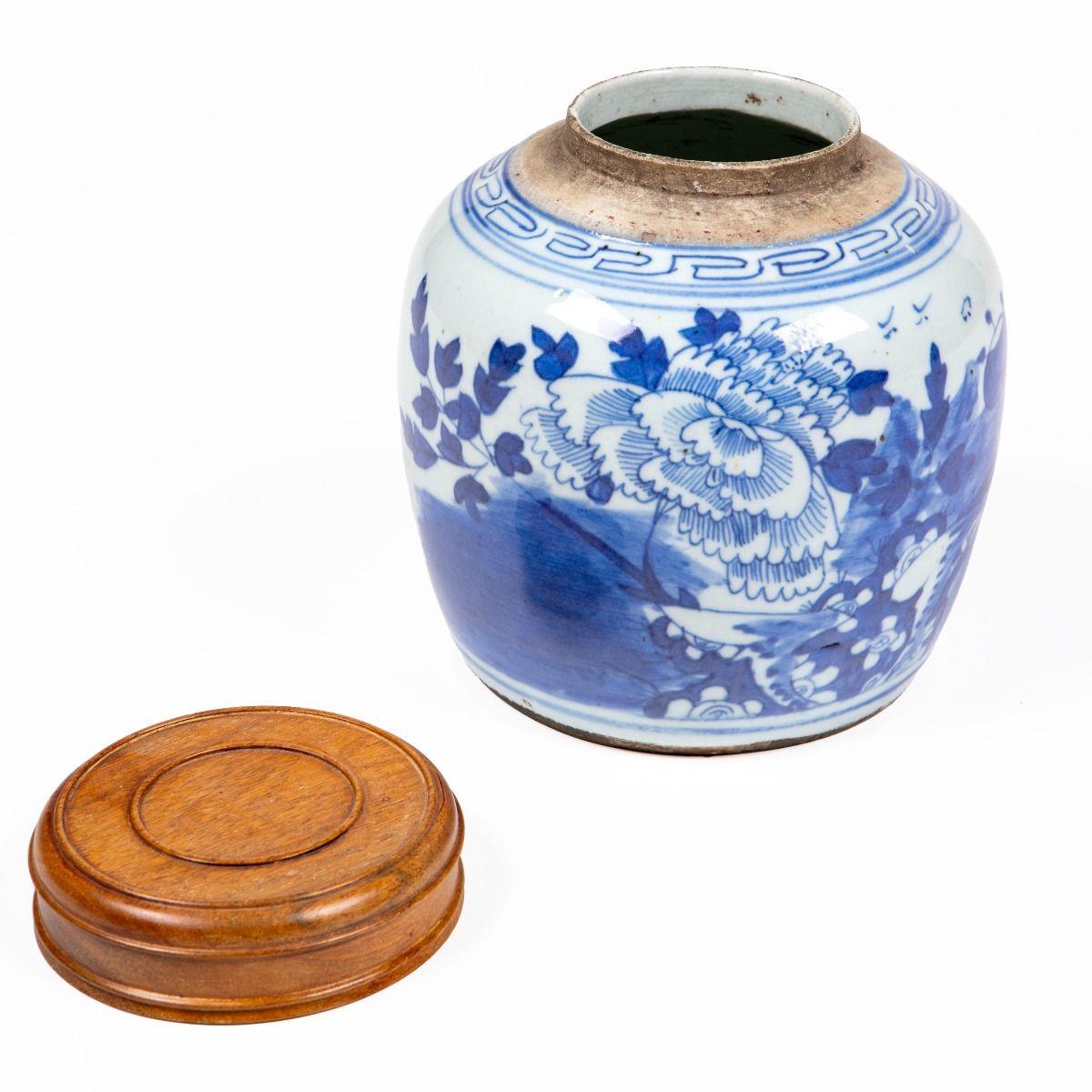 XIXe siècle Jarre à gingembre en porcelaine bleue et blanche de Canton du 19ème siècle avec Li en bois dur en vente
