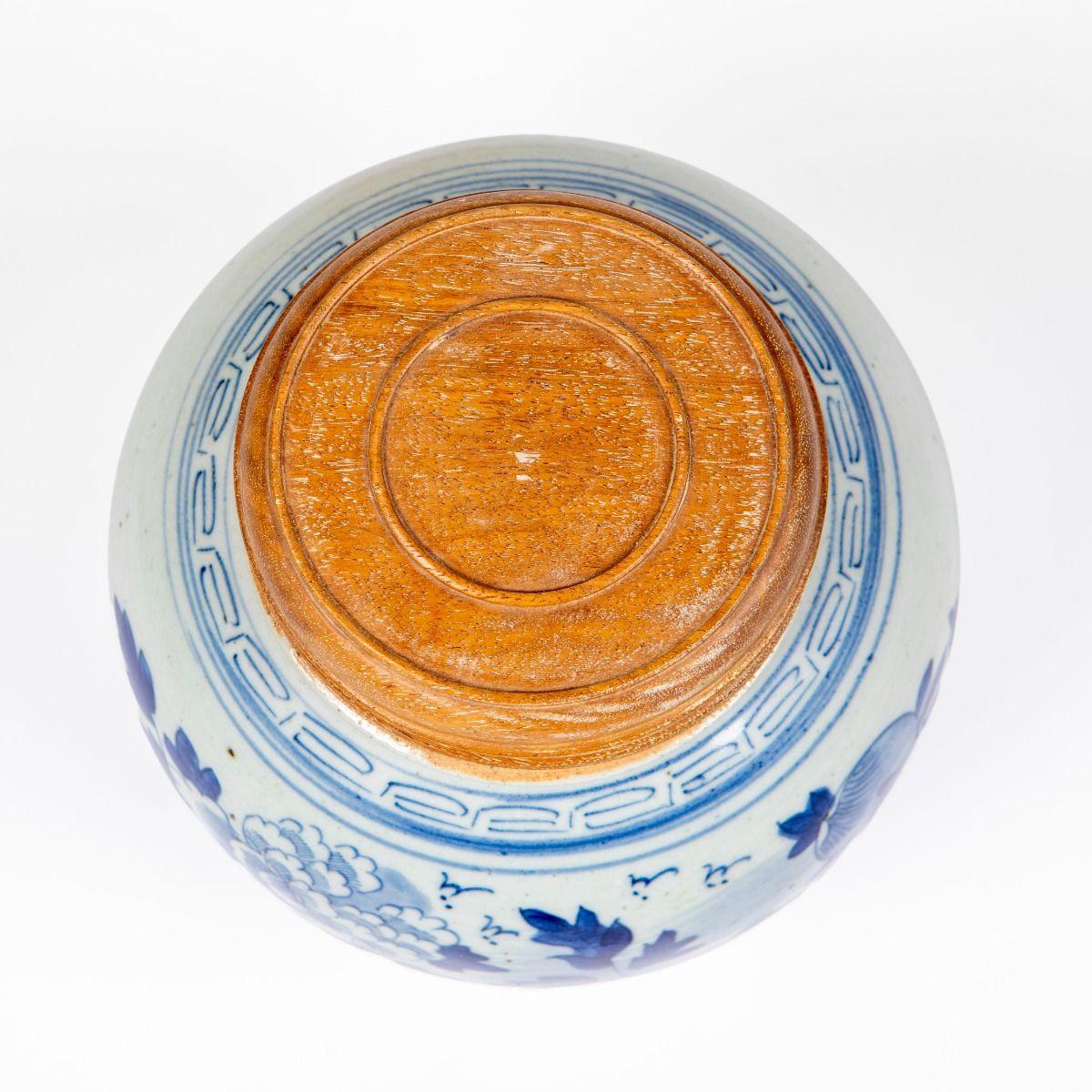 Porcelaine Jarre à gingembre en porcelaine bleue et blanche de Canton du 19ème siècle avec Li en bois dur en vente
