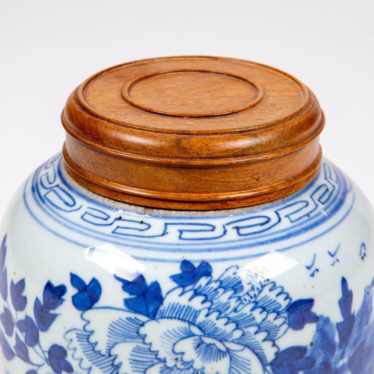 Jarre à gingembre en porcelaine bleue et blanche de Canton du 19ème siècle avec Li en bois dur en vente 1