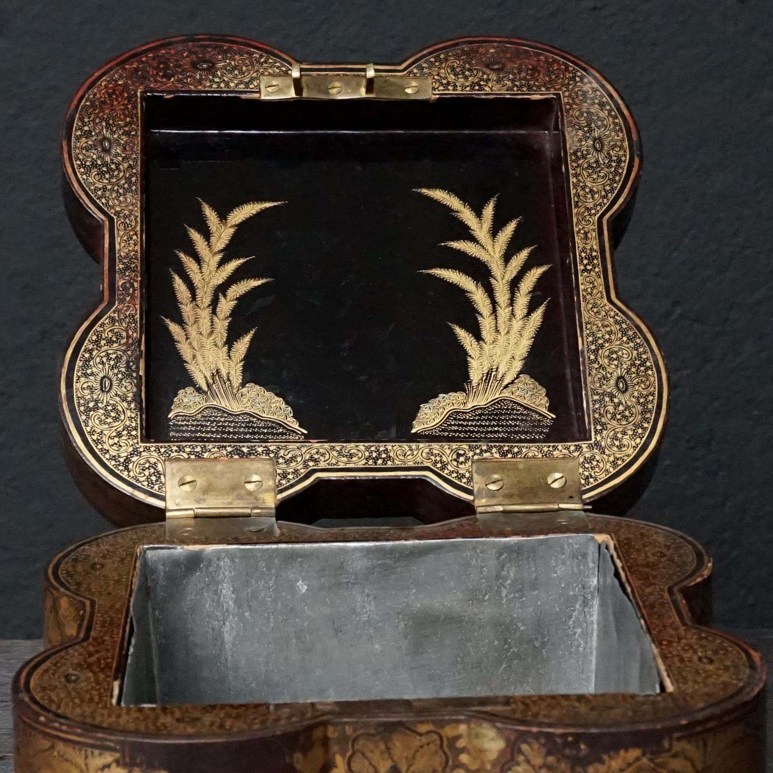 19th Century Chinese Canton Export Lacquered Giltwood Tea Caddy on Shishi Feet For Sale 7