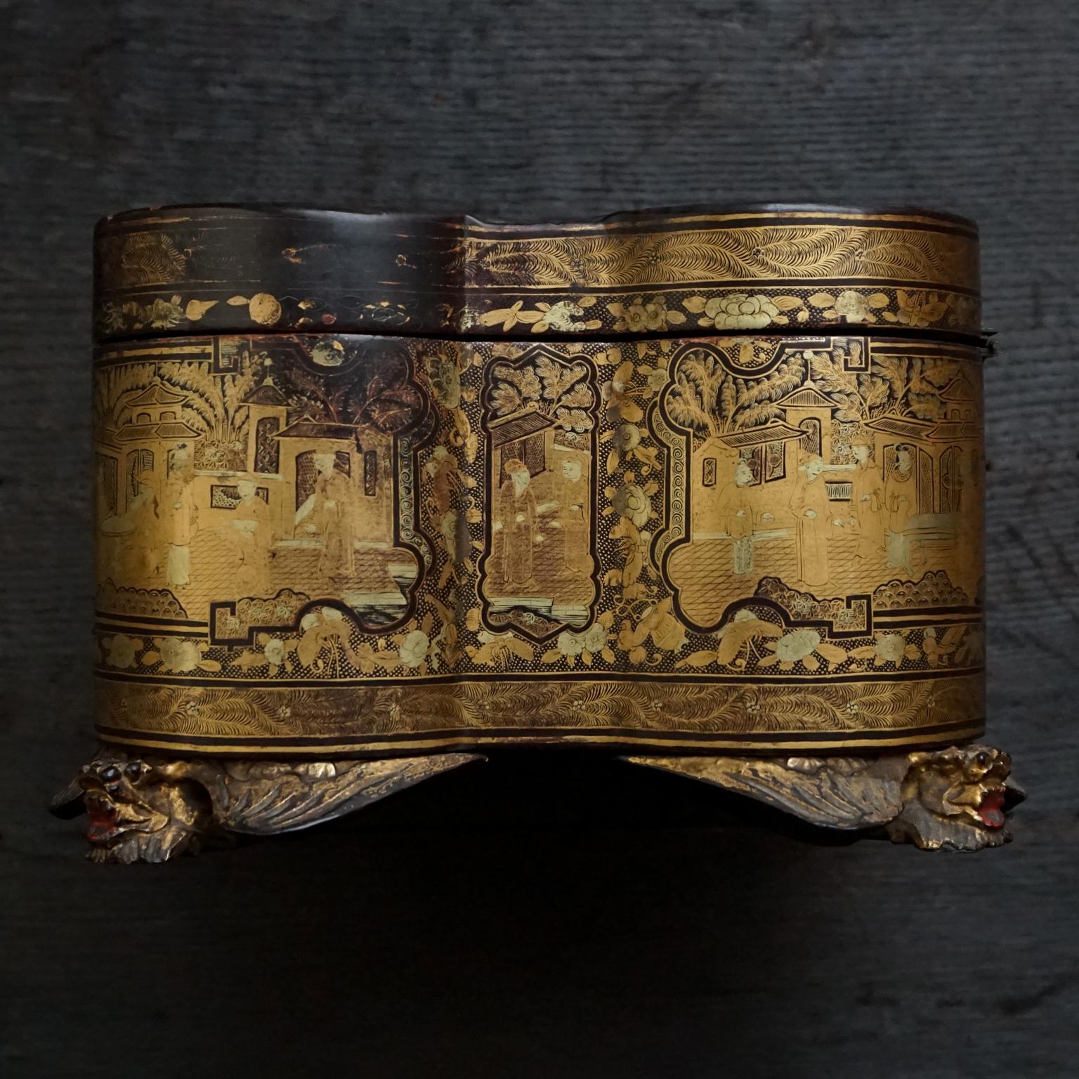 Cinese Porta tè in legno dorato laccato da esportazione di Canton del XIX secolo su piedini Shishi in vendita