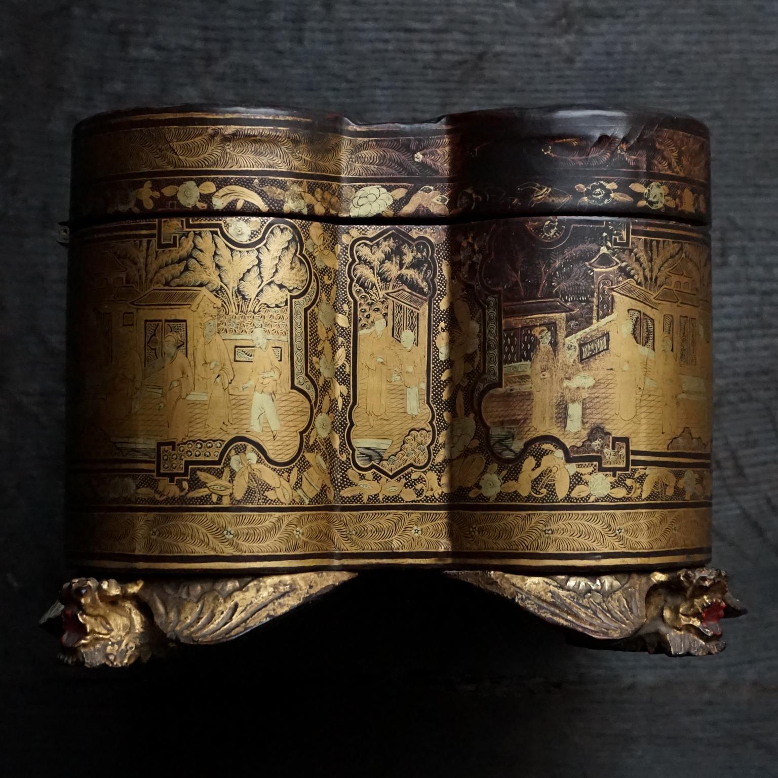 XIXe siècle Boîte à thé du 19ème siècle en bois doré laqué d'exportation chinoise de Canton sur pieds en Shishi en vente