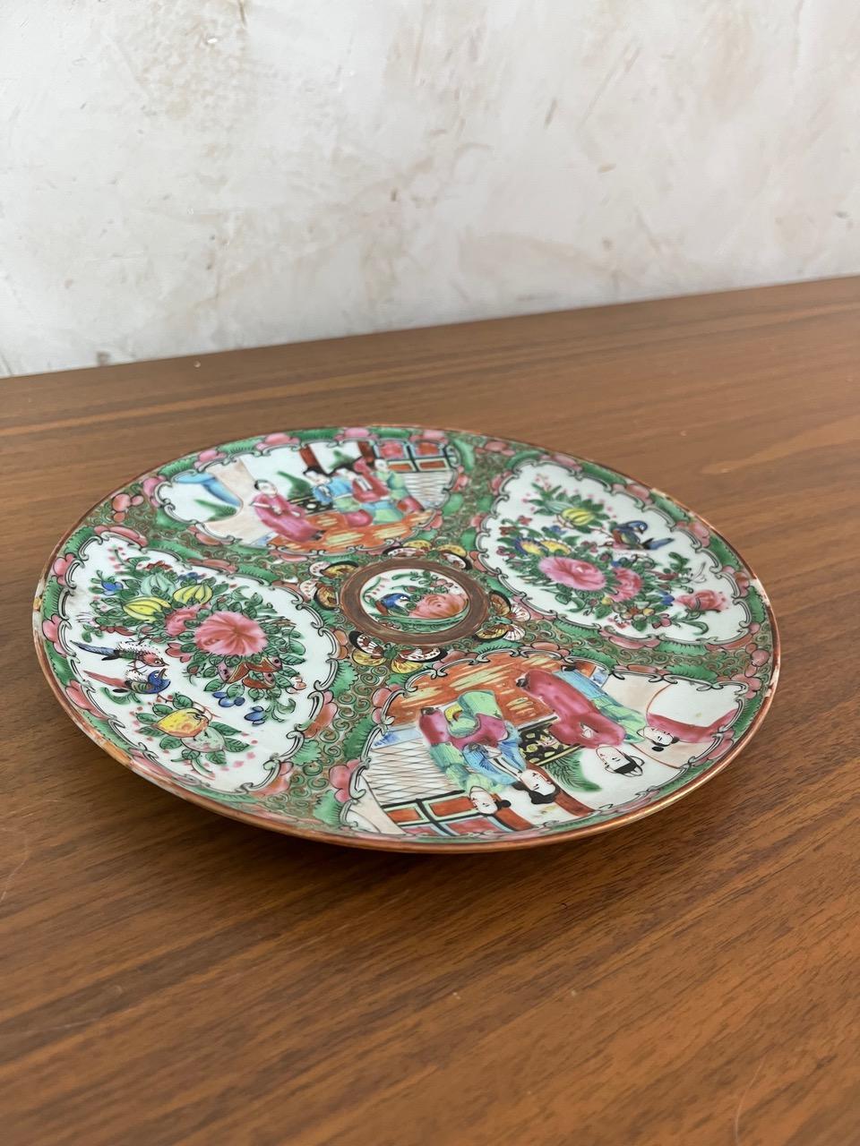 19th century Chinese Canton Porcelain Plate, 1890s In Good Condition For Sale In LEGNY, FR