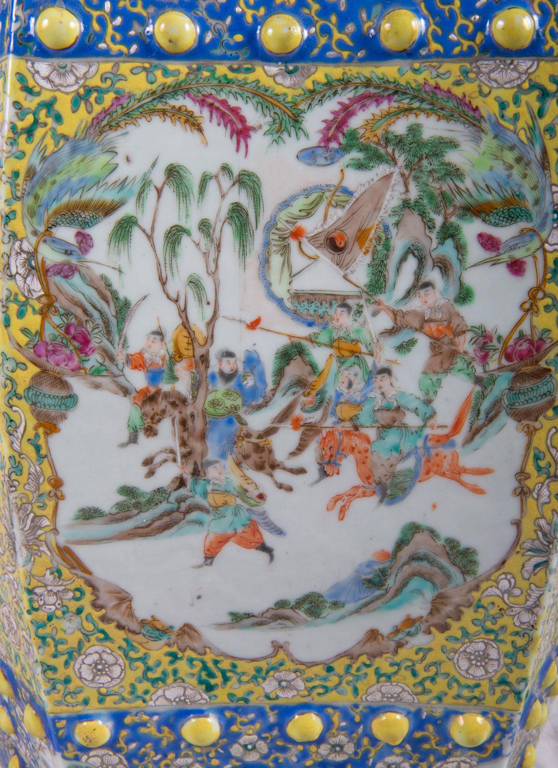 A very good quality 19th century Chinese Cantonese hexagonal porcelain garden seat have a blue and yellow ground, pierced decoration to the seat and sides, scrolling foliate patterns with inset panels depicting warriors on horse back, a courtier
