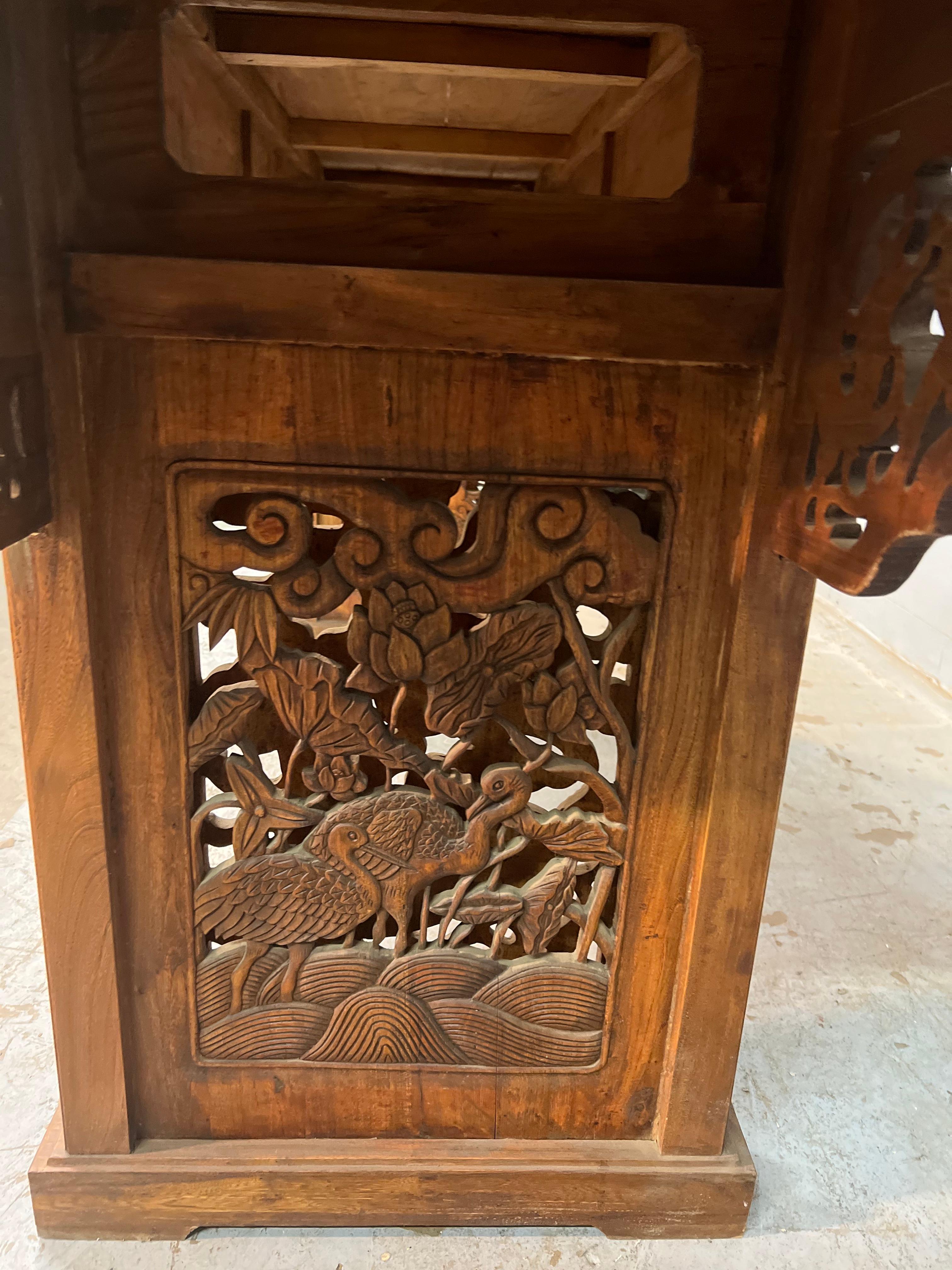 19. Jahrhundert Chinesisch geschnitzt Ulmenholz Alter Tisch (Qing-Dynastie) im Angebot