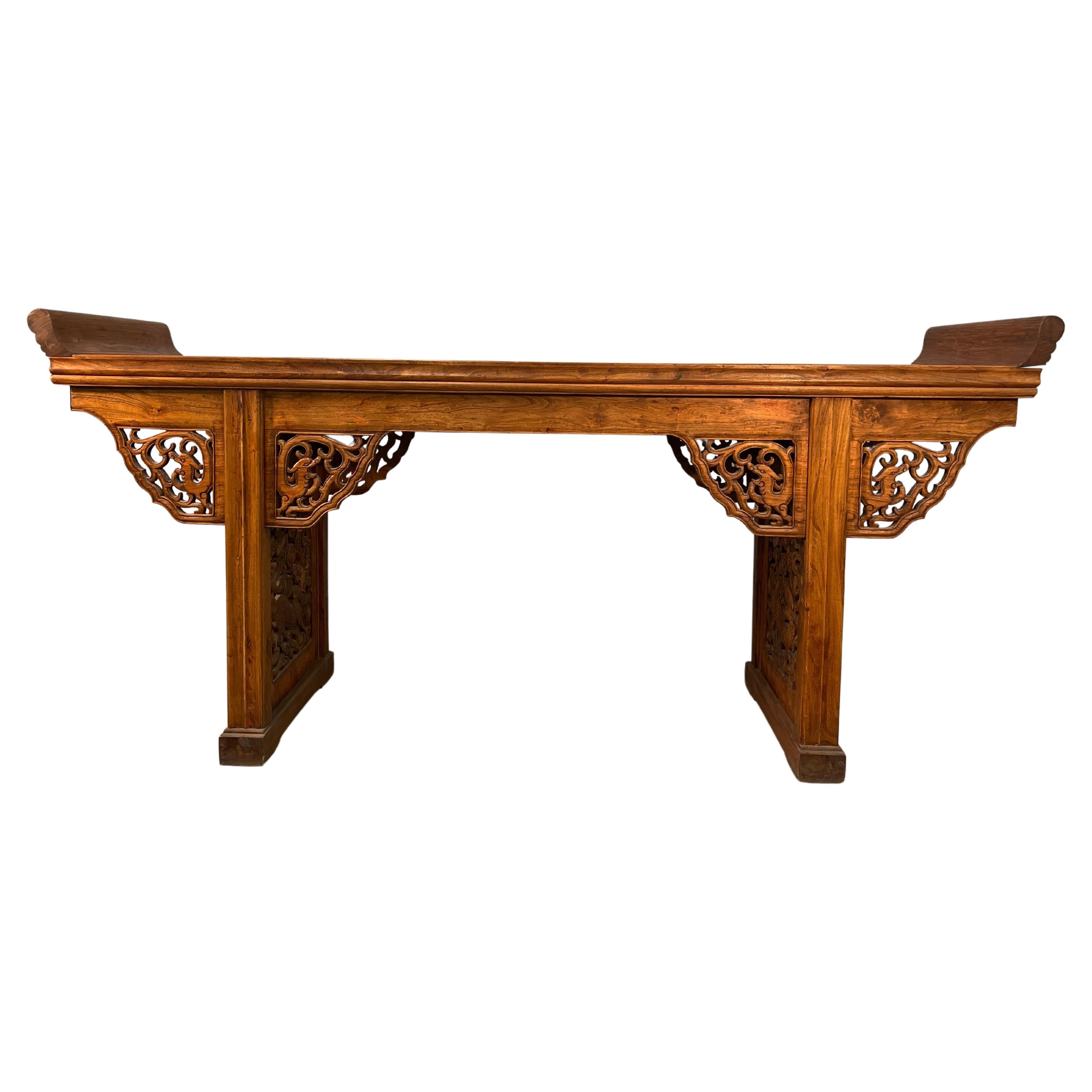 Table d'autel en bois d'orme sculpté datant du 19ème siècle.