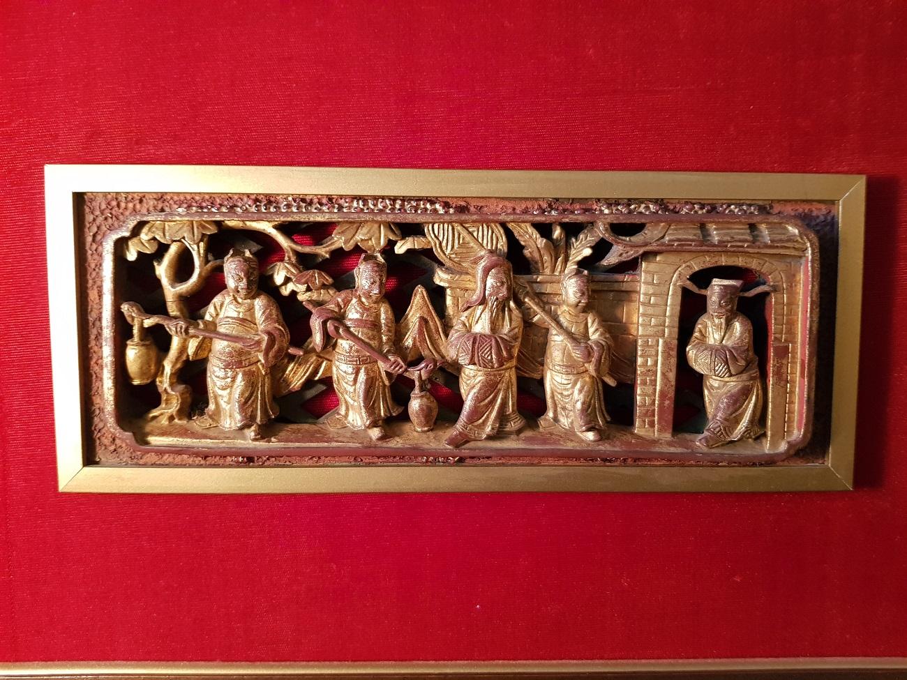 19th Century Chinese carved gilded panel depicting officials, this is framed on a red velor fabric.

The measures are incl. Frame,
Depth 4.5 cm/ 1.7 inch.
Width 52 cm/ 20.4 inch.
Height 34 cm/ 13.3 inch.