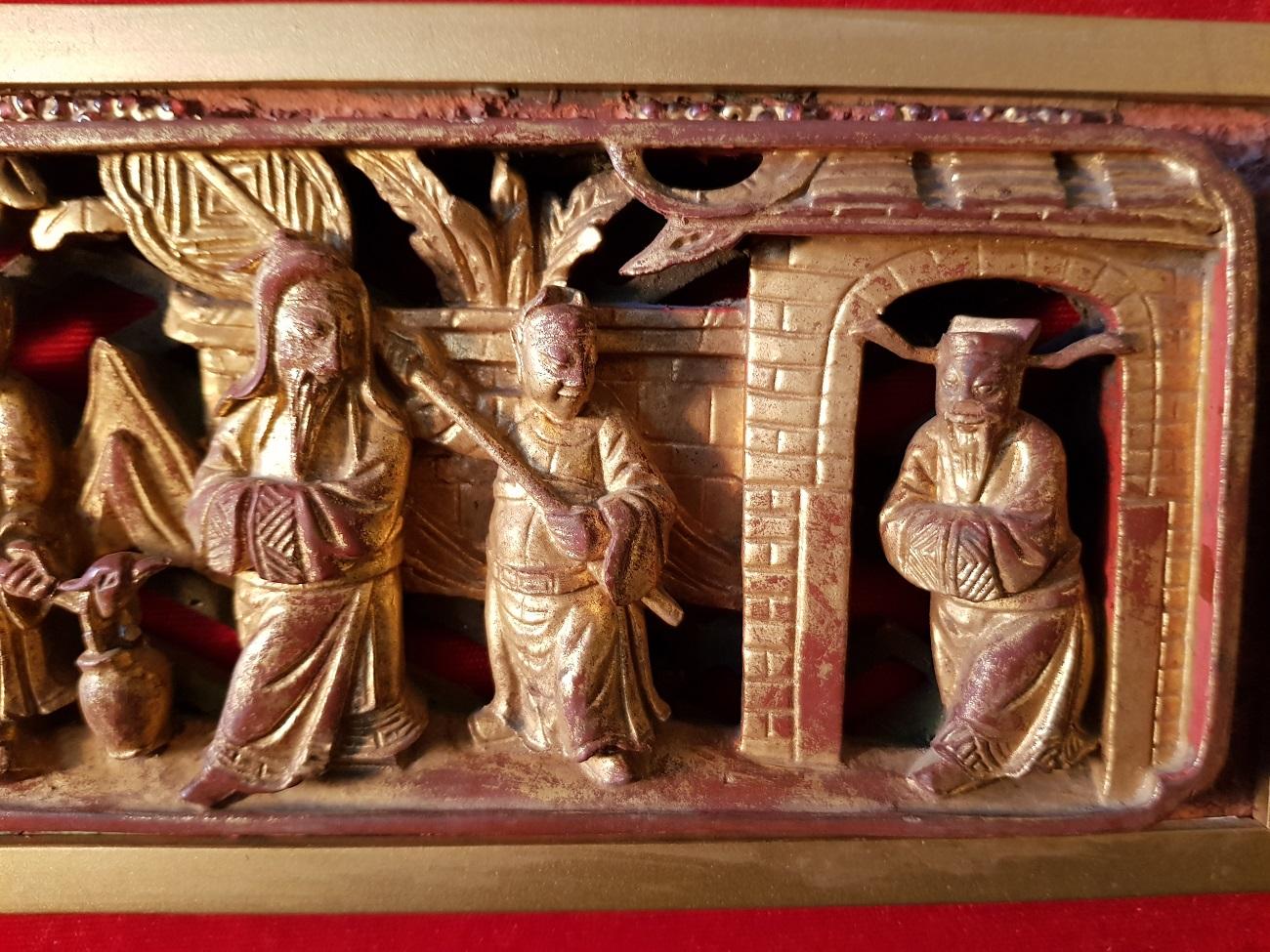 19th Century Chinese Carved Gilded Wooden Panel with Officials In Good Condition For Sale In Raalte, NL