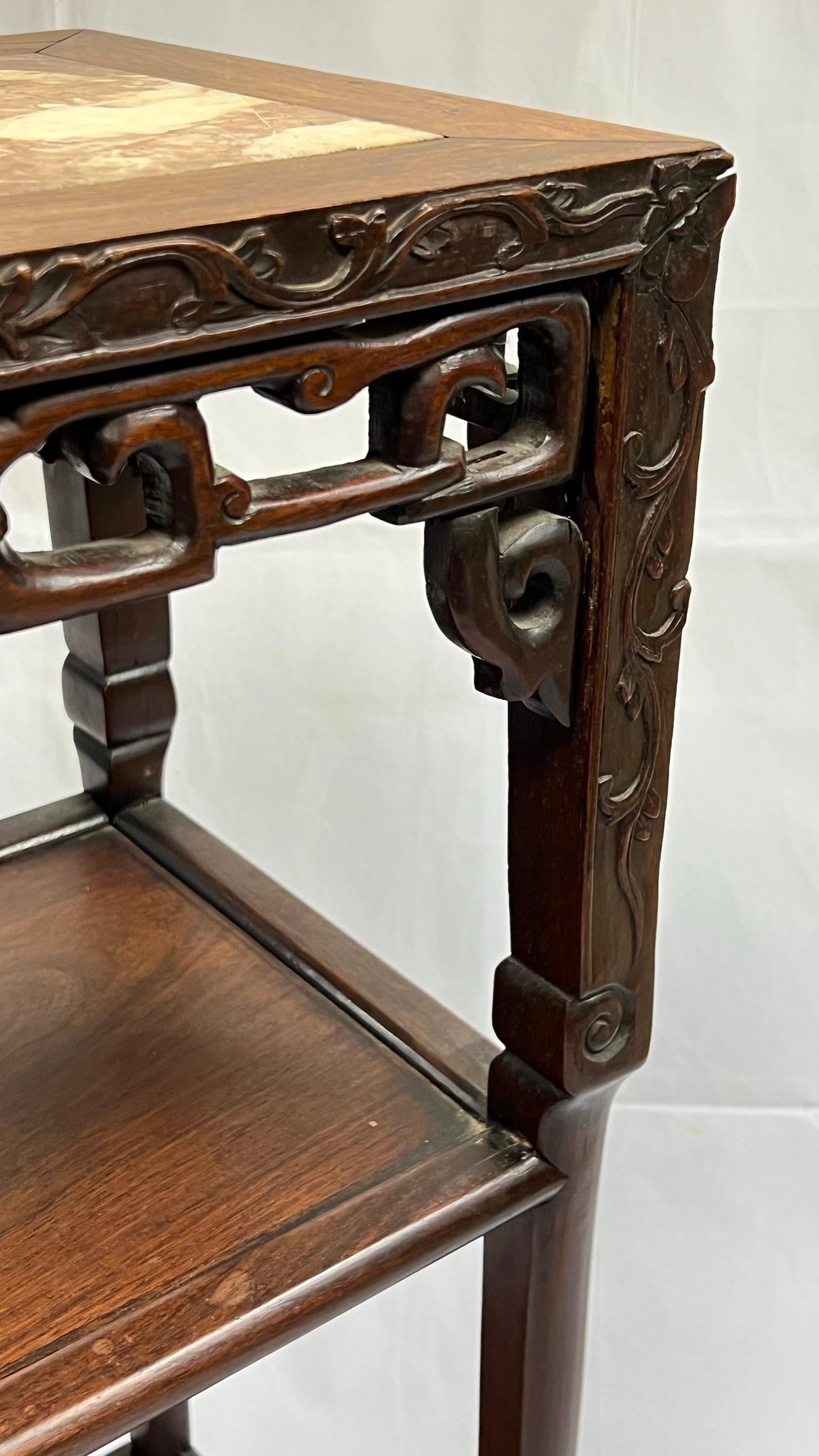 Chinois du 19ème siècle  Table d'appoint ou étagère en bois sculpté et marbre en vente 2