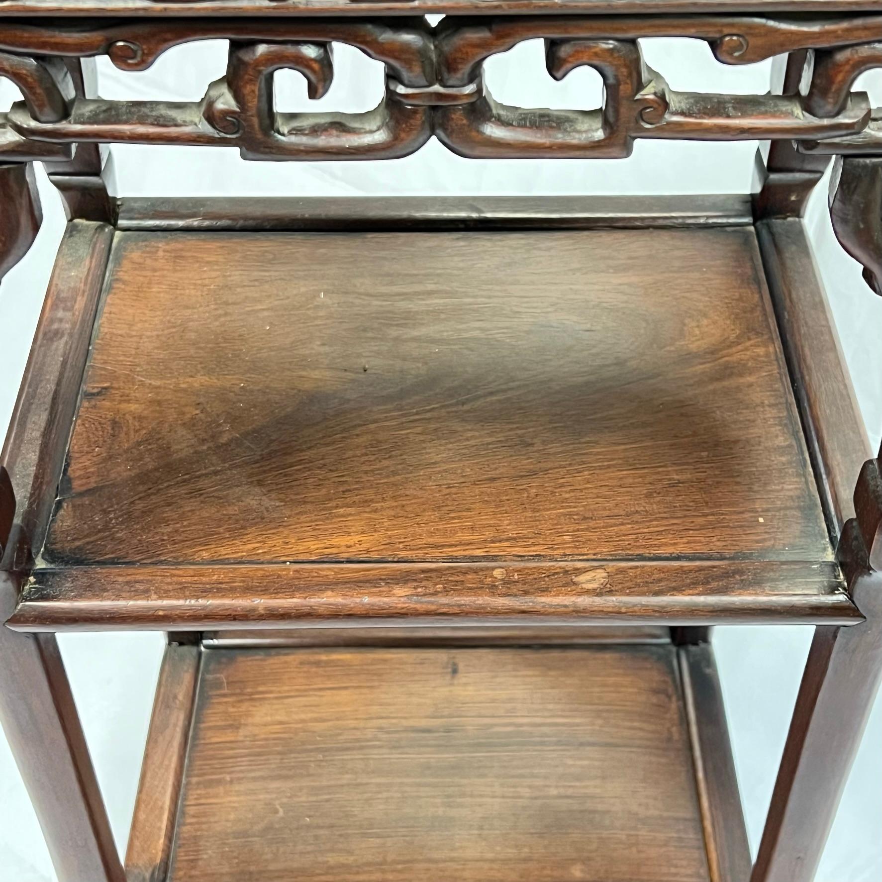 Chinois du 19ème siècle  Table d'appoint ou étagère en bois sculpté et marbre en vente 3