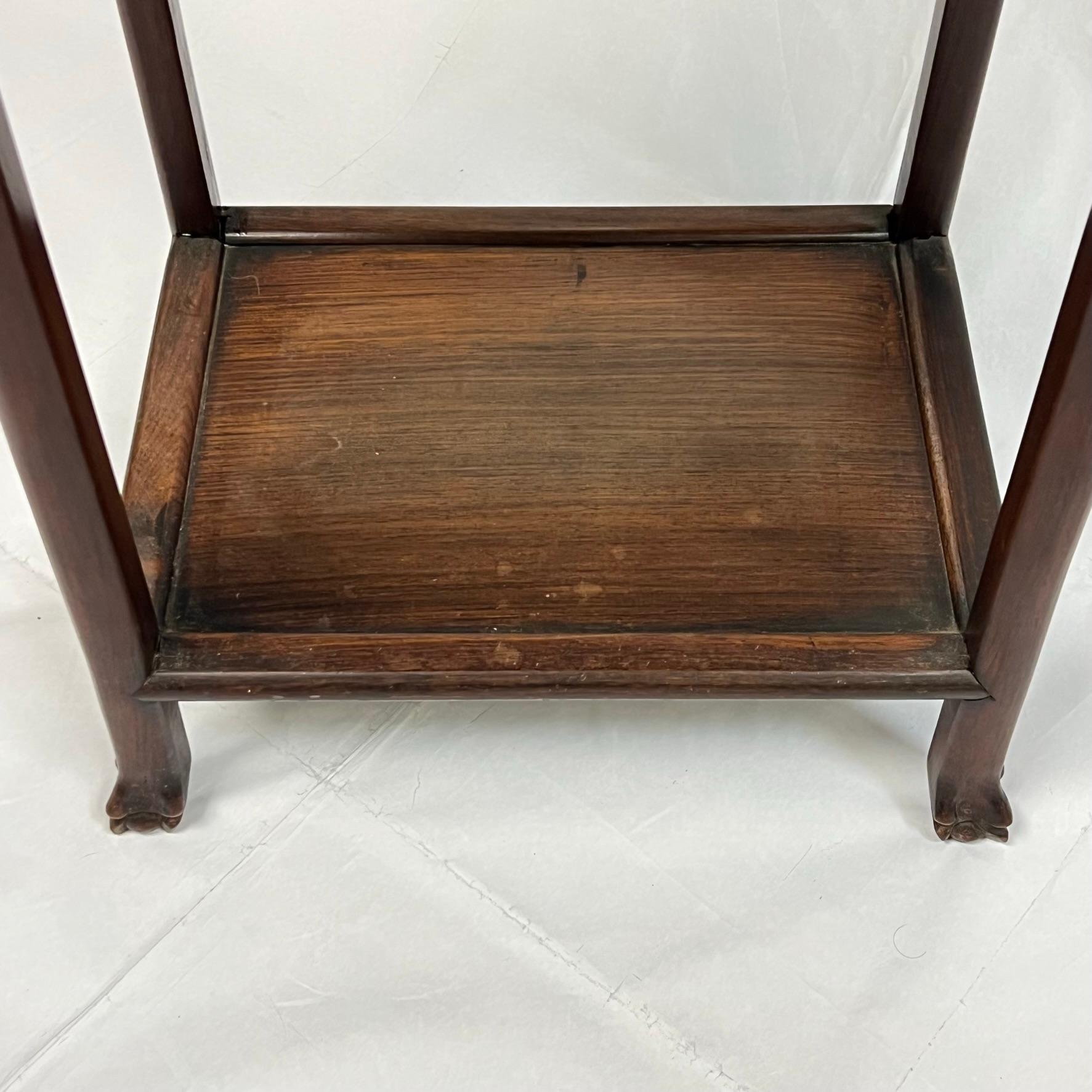Chinois du 19ème siècle  Table d'appoint ou étagère en bois sculpté et marbre en vente 4