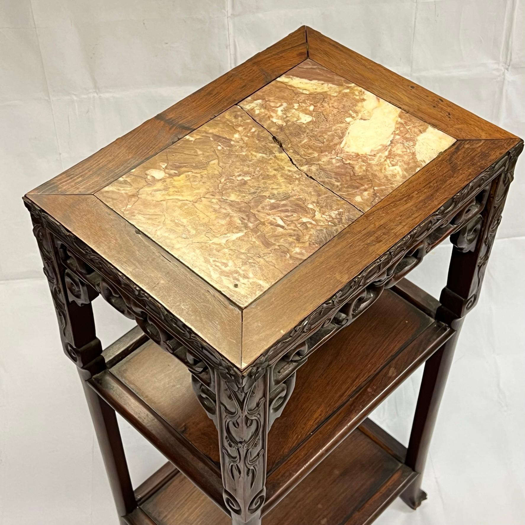 Chinois du 19ème siècle  Table d'appoint ou étagère en bois sculpté et marbre en vente 5