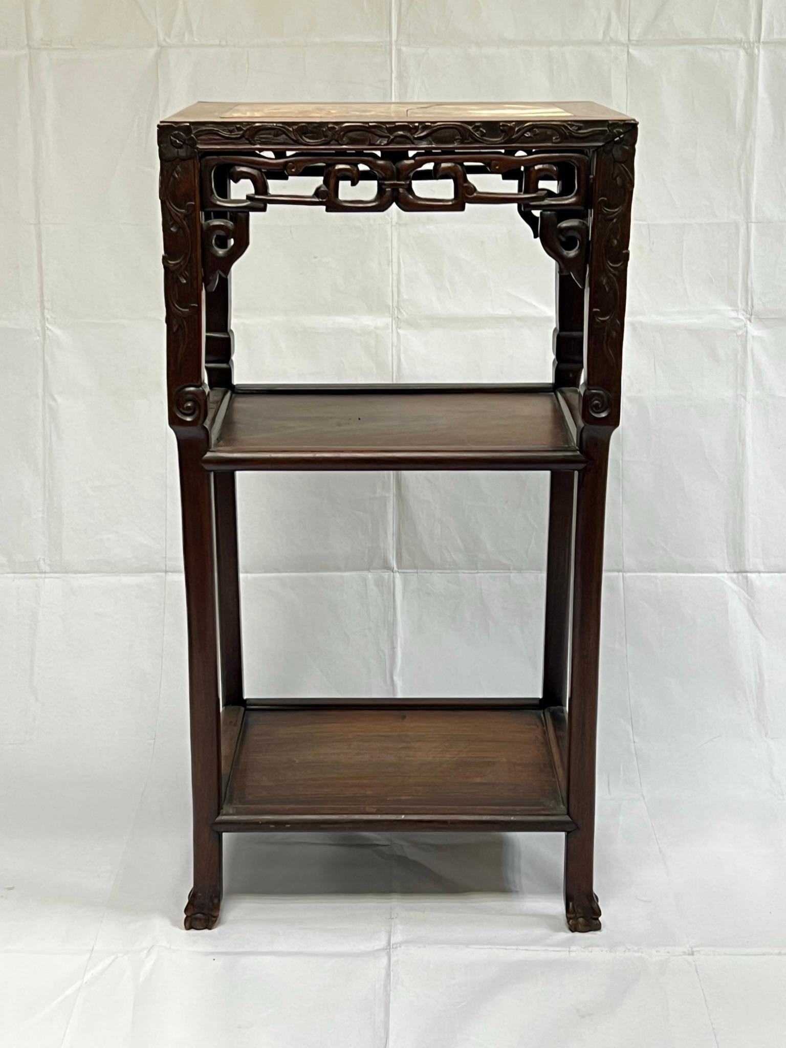 Chinois du 19ème siècle  Table d'appoint ou étagère en bois sculpté et marbre en vente 6