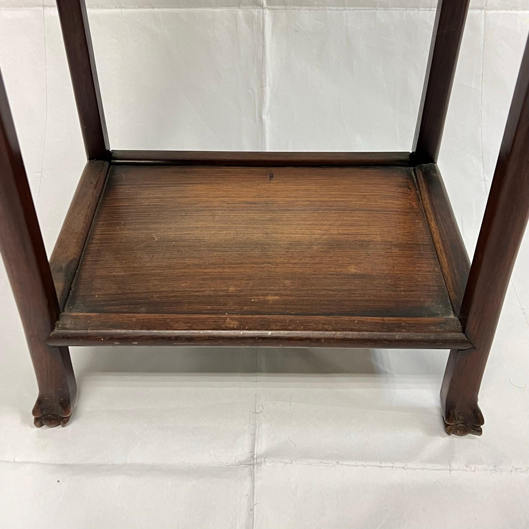 Chinois du 19ème siècle  Table d'appoint ou étagère en bois sculpté et marbre en vente 7