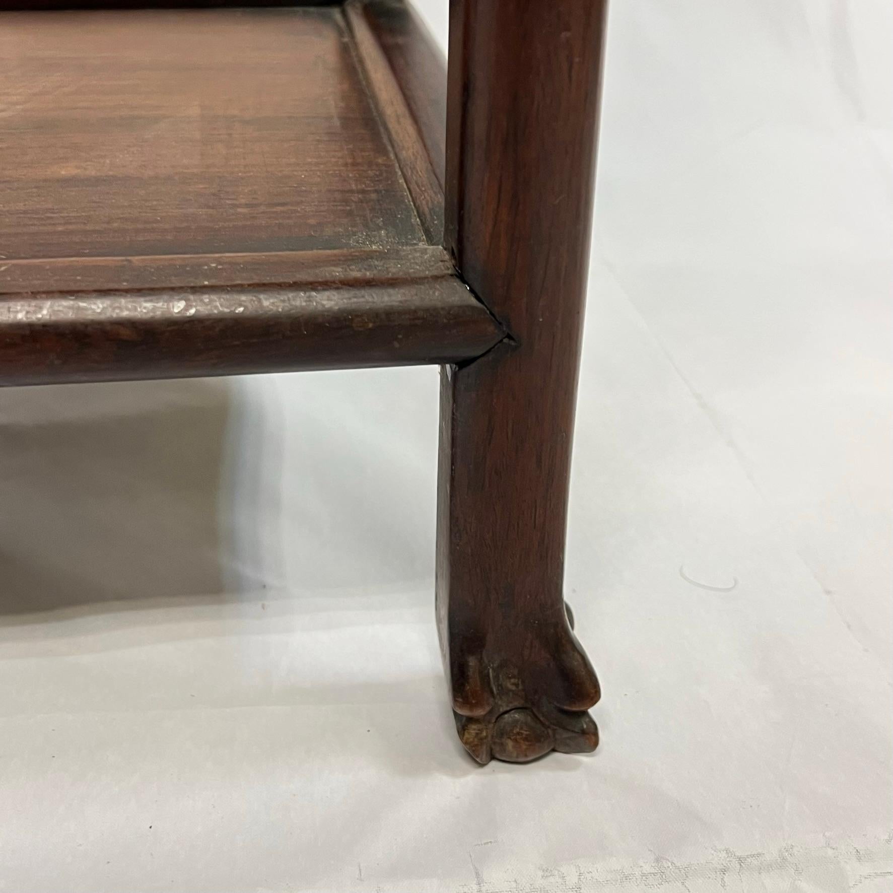 Chinois du 19ème siècle  Table d'appoint ou étagère en bois sculpté et marbre en vente 8