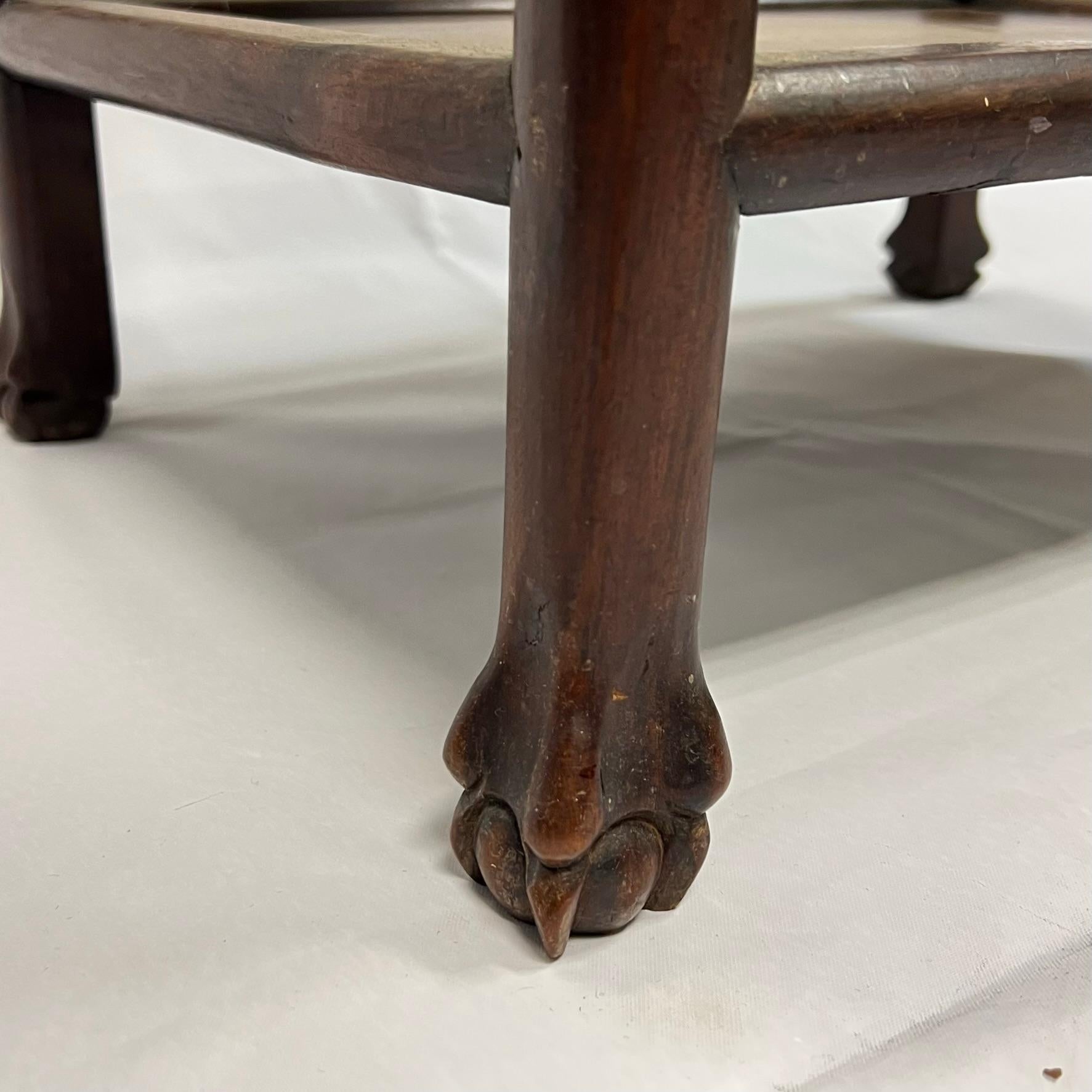 Chinois du 19ème siècle  Table d'appoint ou étagère en bois sculpté et marbre en vente 9