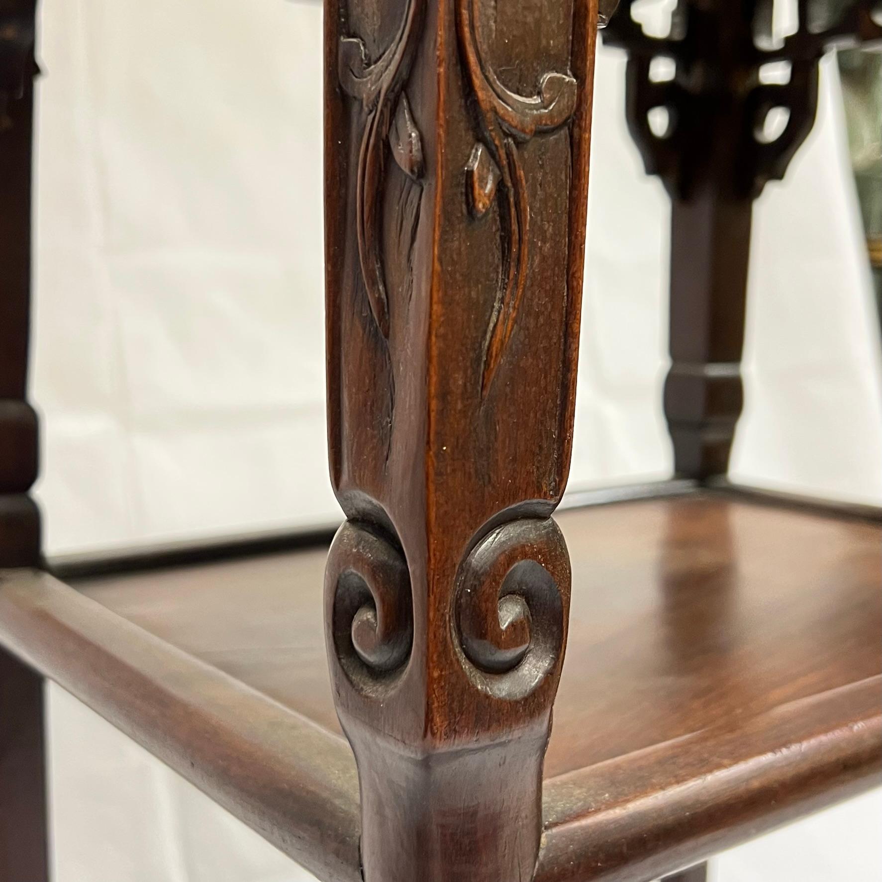 Chinois du 19ème siècle  Table d'appoint ou étagère en bois sculpté et marbre en vente 10