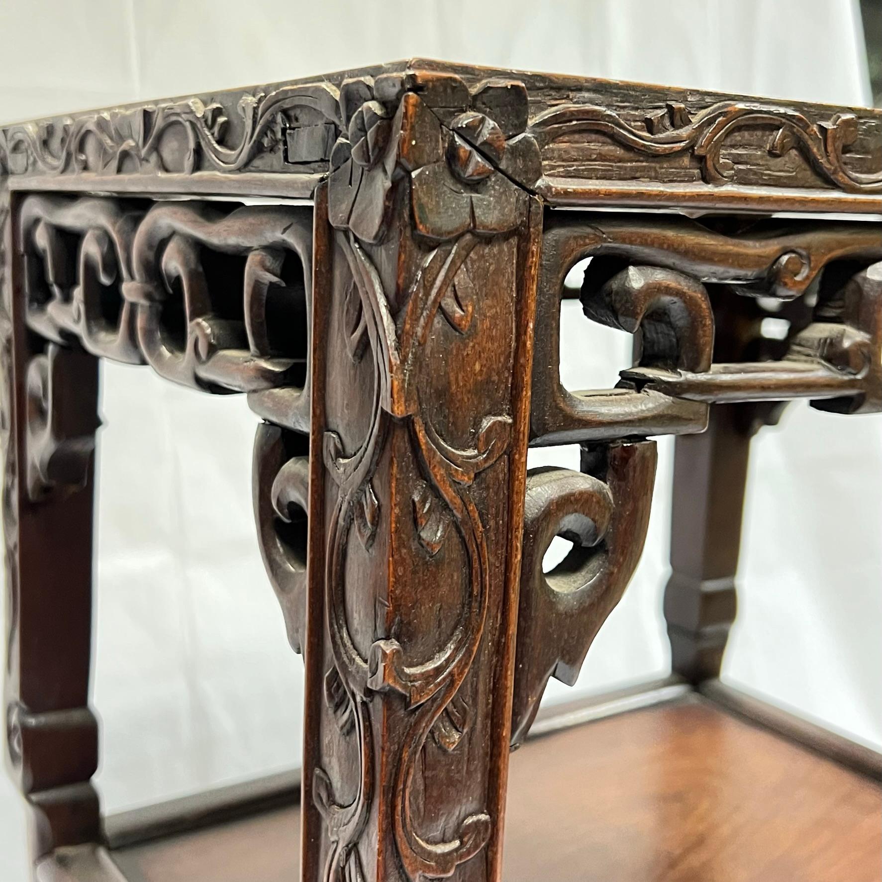 Chinois du 19ème siècle  Table d'appoint ou étagère en bois sculpté et marbre en vente 11