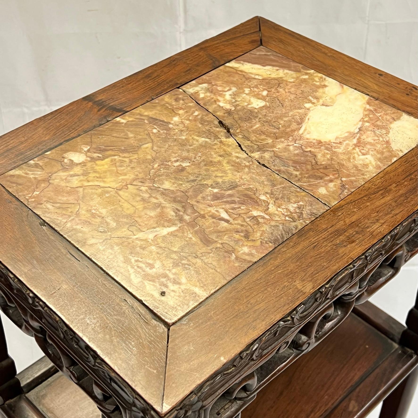 Antique (19e siècle) Chinois  table sculptée à la main avec plateau de marbre encastré et deux châssis.  