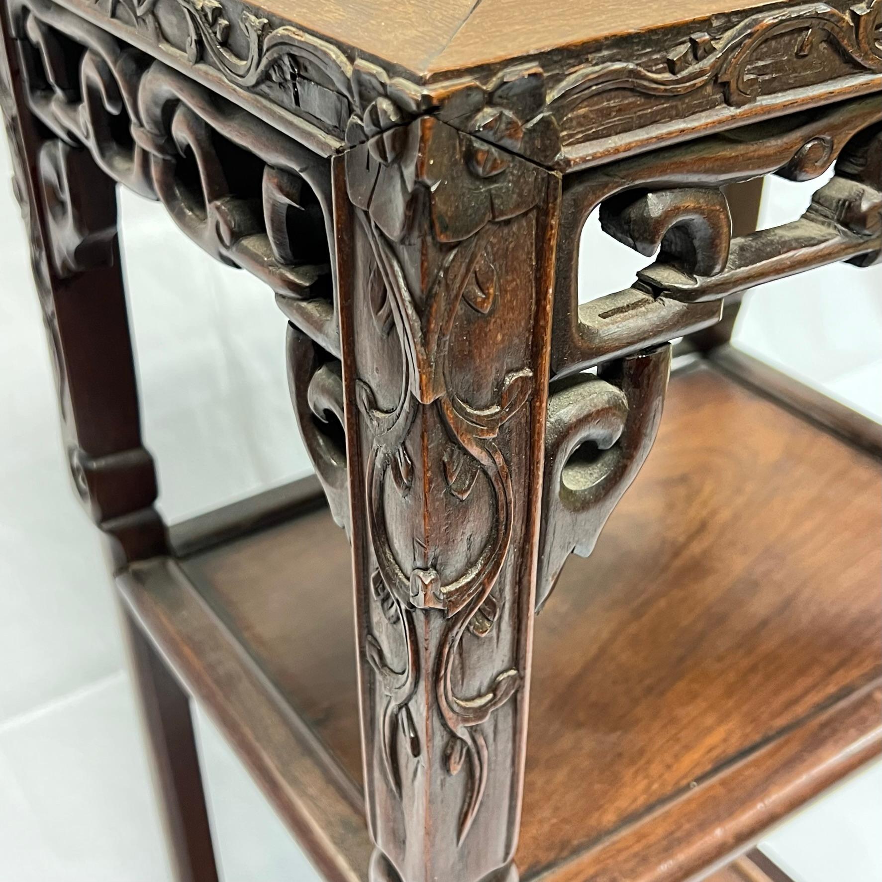 Chinois du 19ème siècle  Table d'appoint ou étagère en bois sculpté et marbre en vente 12