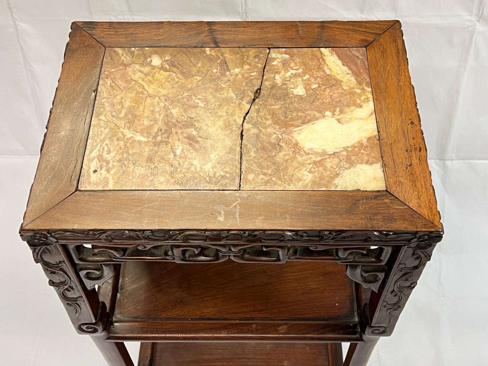 Japonisme Chinois du 19ème siècle  Table d'appoint ou étagère en bois sculpté et marbre en vente