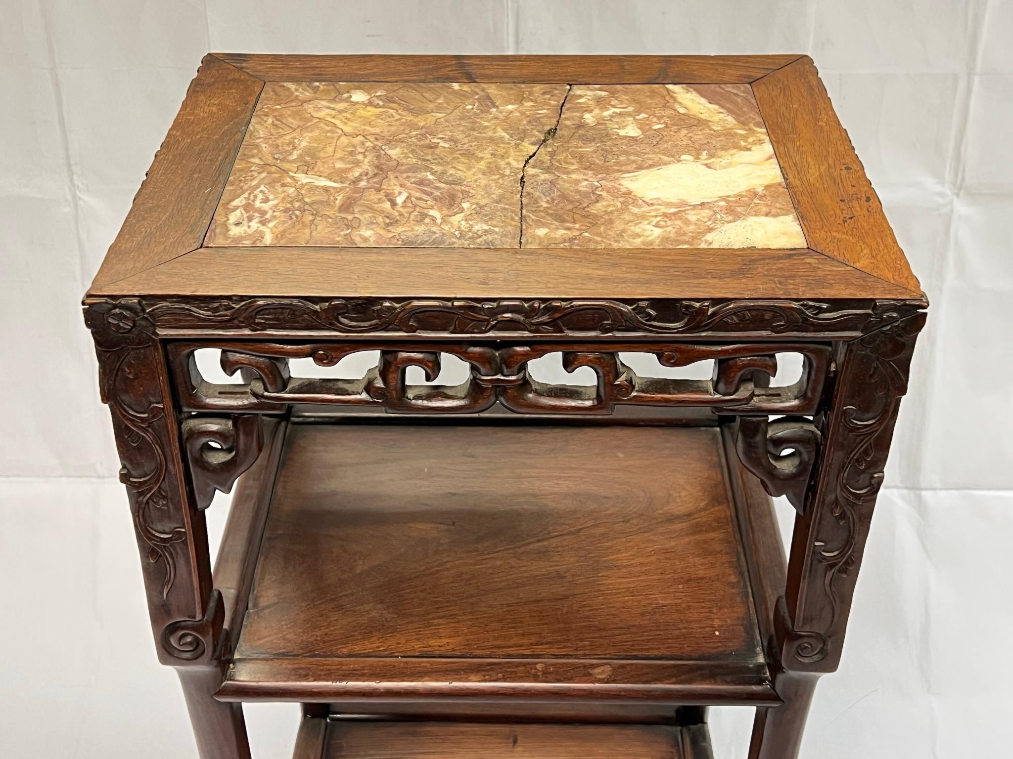Japonais Chinois du 19ème siècle  Table d'appoint ou étagère en bois sculpté et marbre en vente