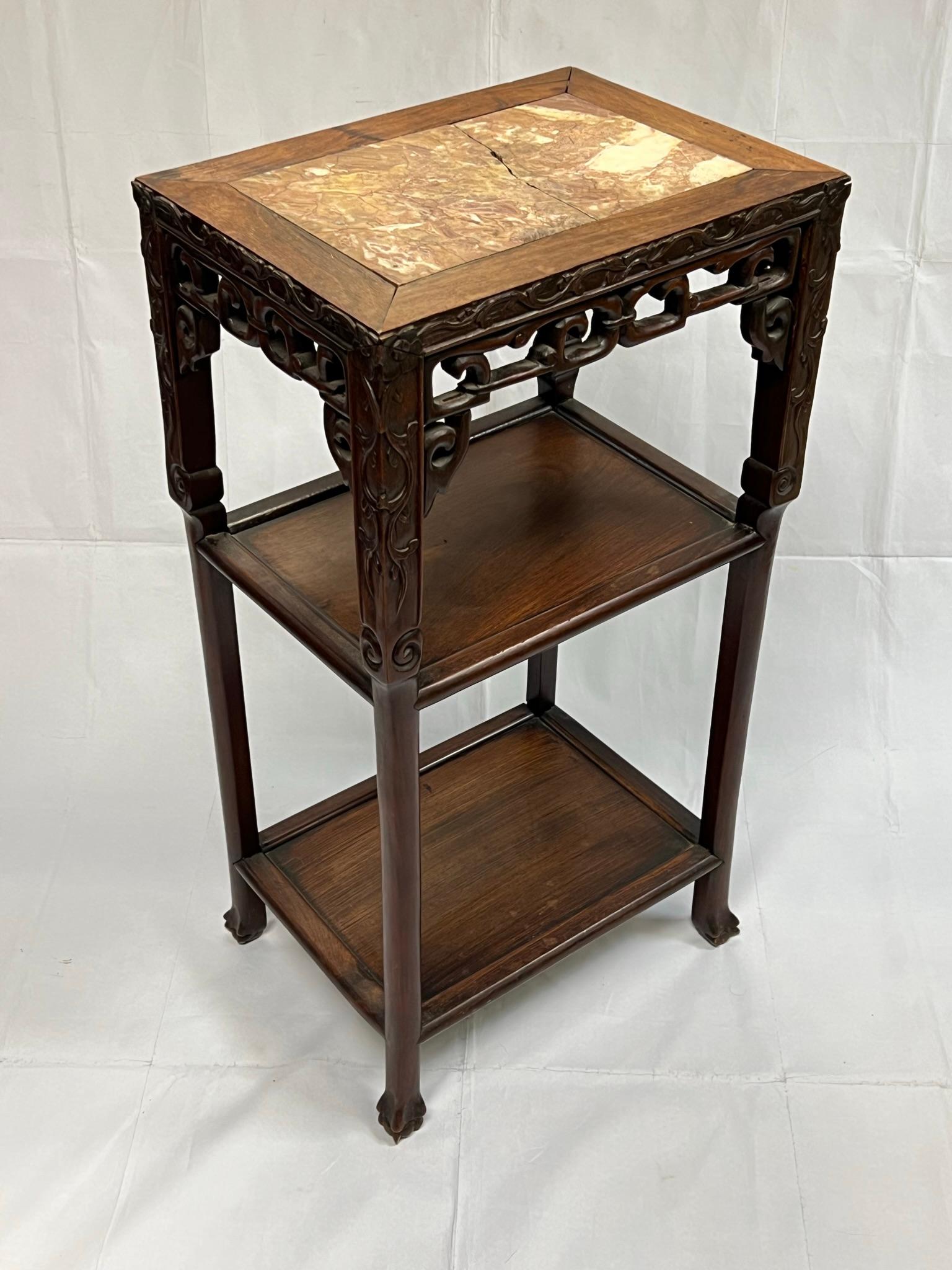 Sculpté à la main Chinois du 19ème siècle  Table d'appoint ou étagère en bois sculpté et marbre en vente