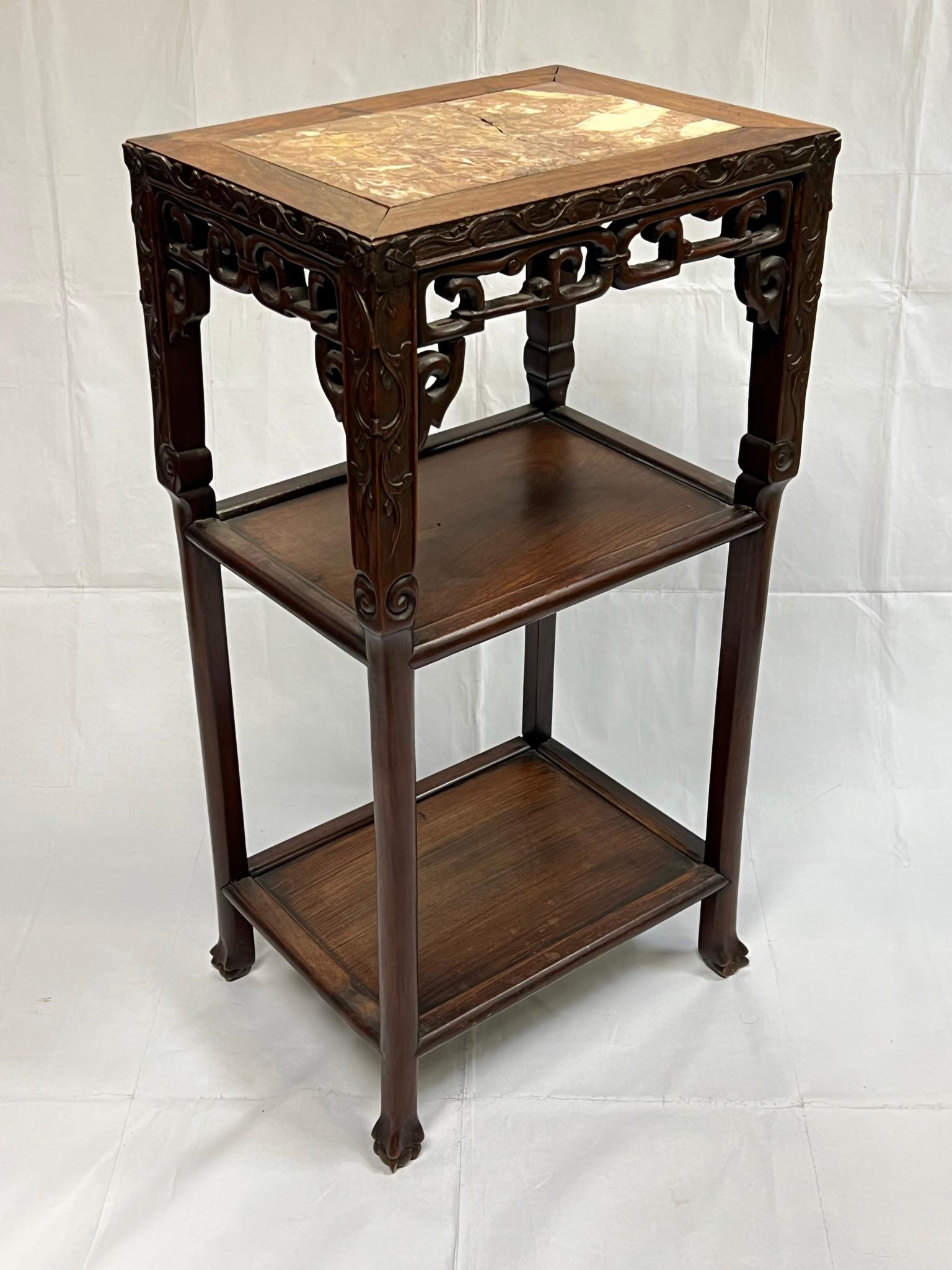 Chinois du 19ème siècle  Table d'appoint ou étagère en bois sculpté et marbre Bon état - En vente à New York, NY