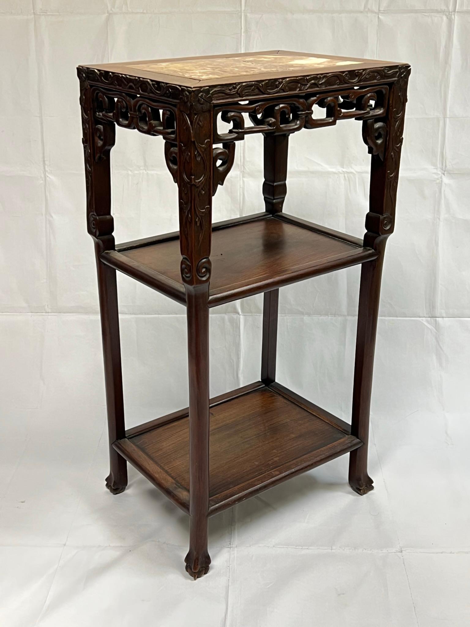 XIXe siècle Chinois du 19ème siècle  Table d'appoint ou étagère en bois sculpté et marbre en vente
