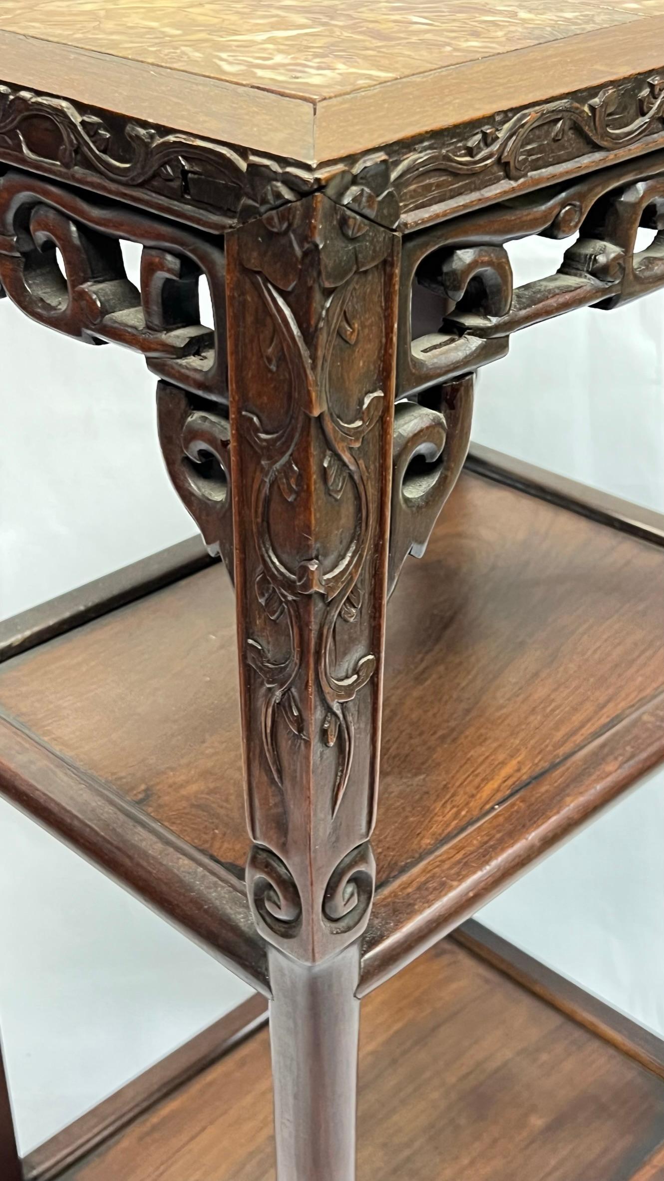 Marbre Chinois du 19ème siècle  Table d'appoint ou étagère en bois sculpté et marbre en vente