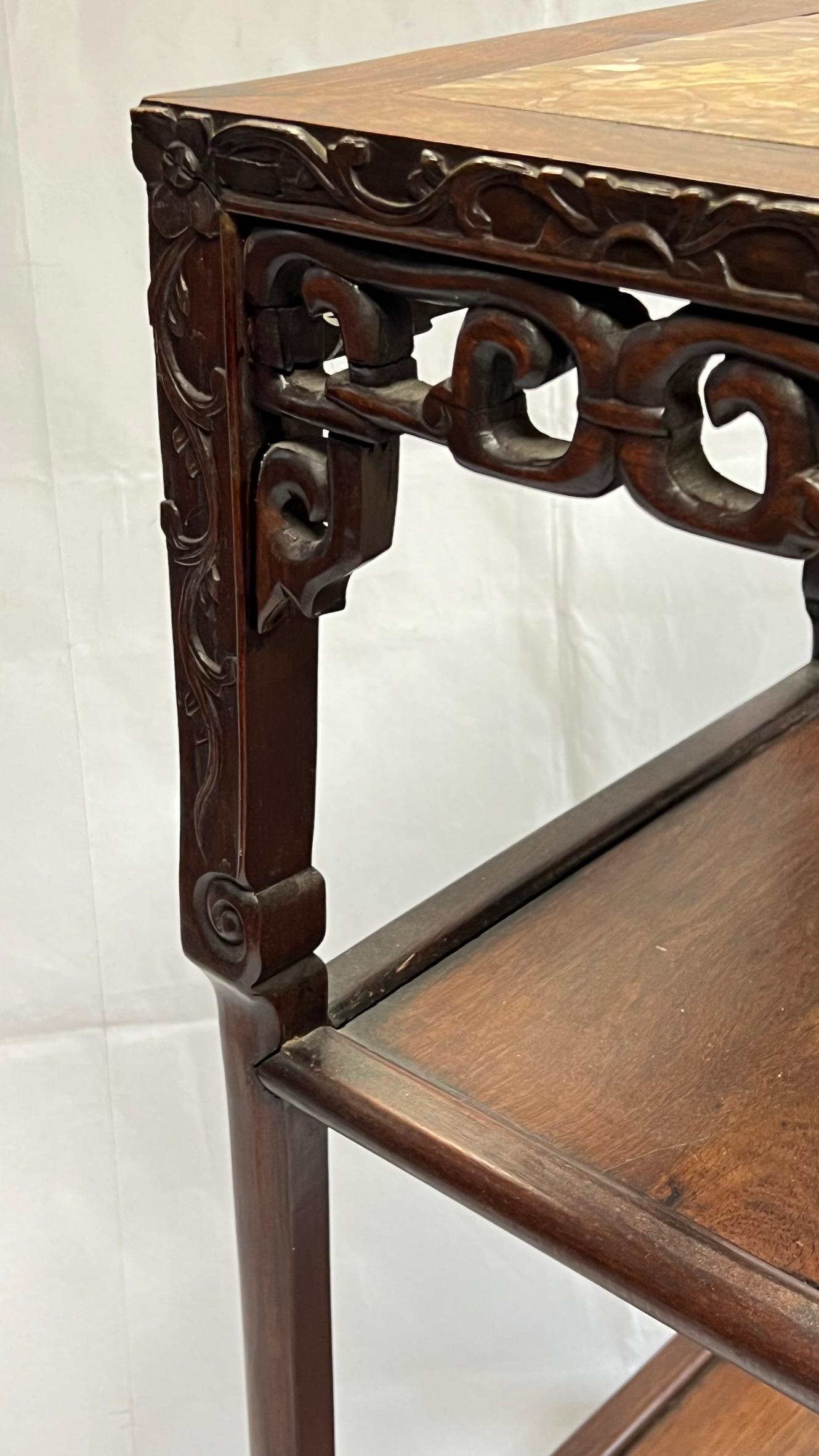 Chinois du 19ème siècle  Table d'appoint ou étagère en bois sculpté et marbre en vente 1