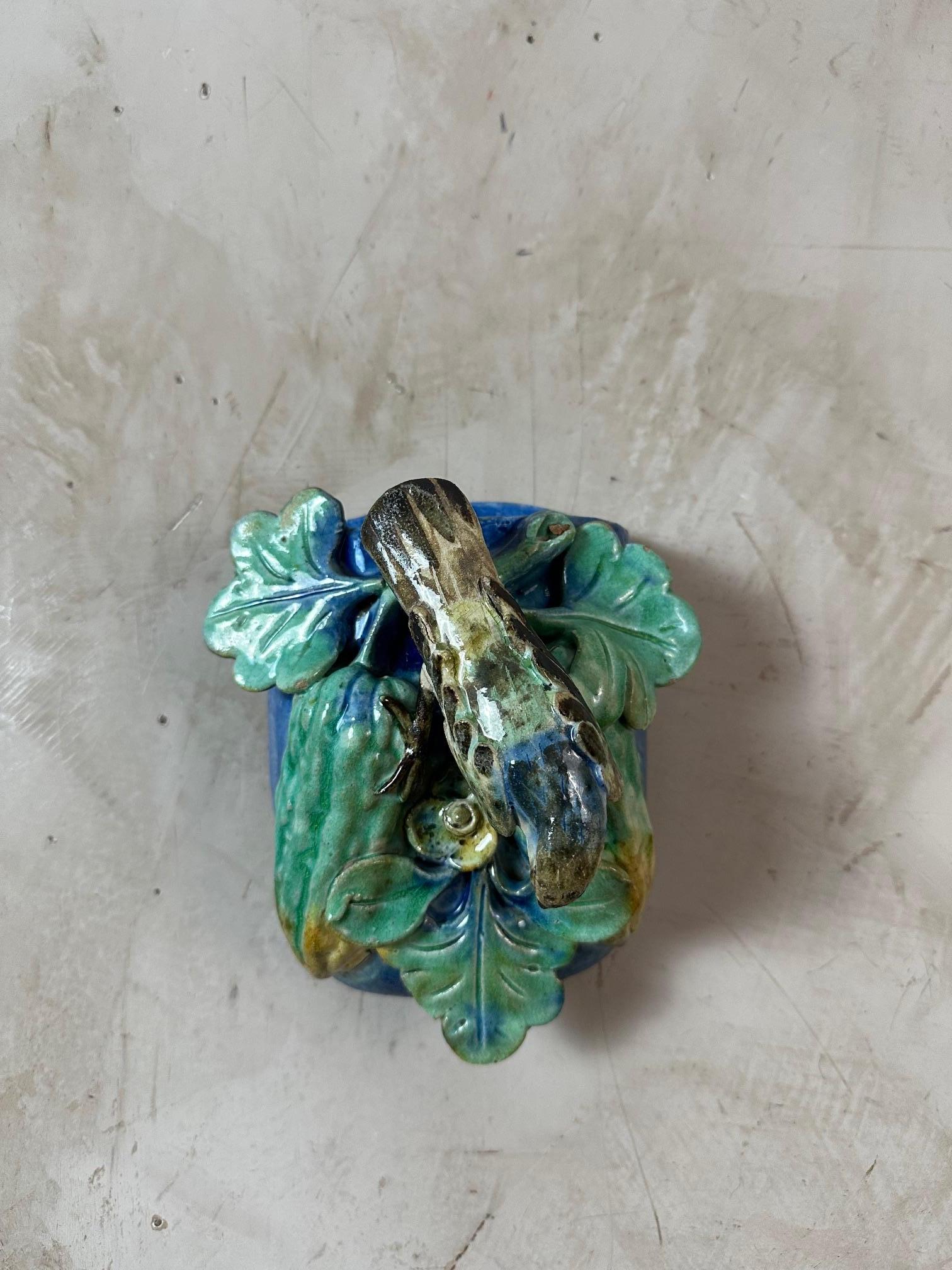 Bellissima tasca da parete in ceramica cinese del XIX secolo con Branch e rami applicati ad alto rilievo. Lavori fatti a mano. 
Ottima qualità e buone condizioni. 
