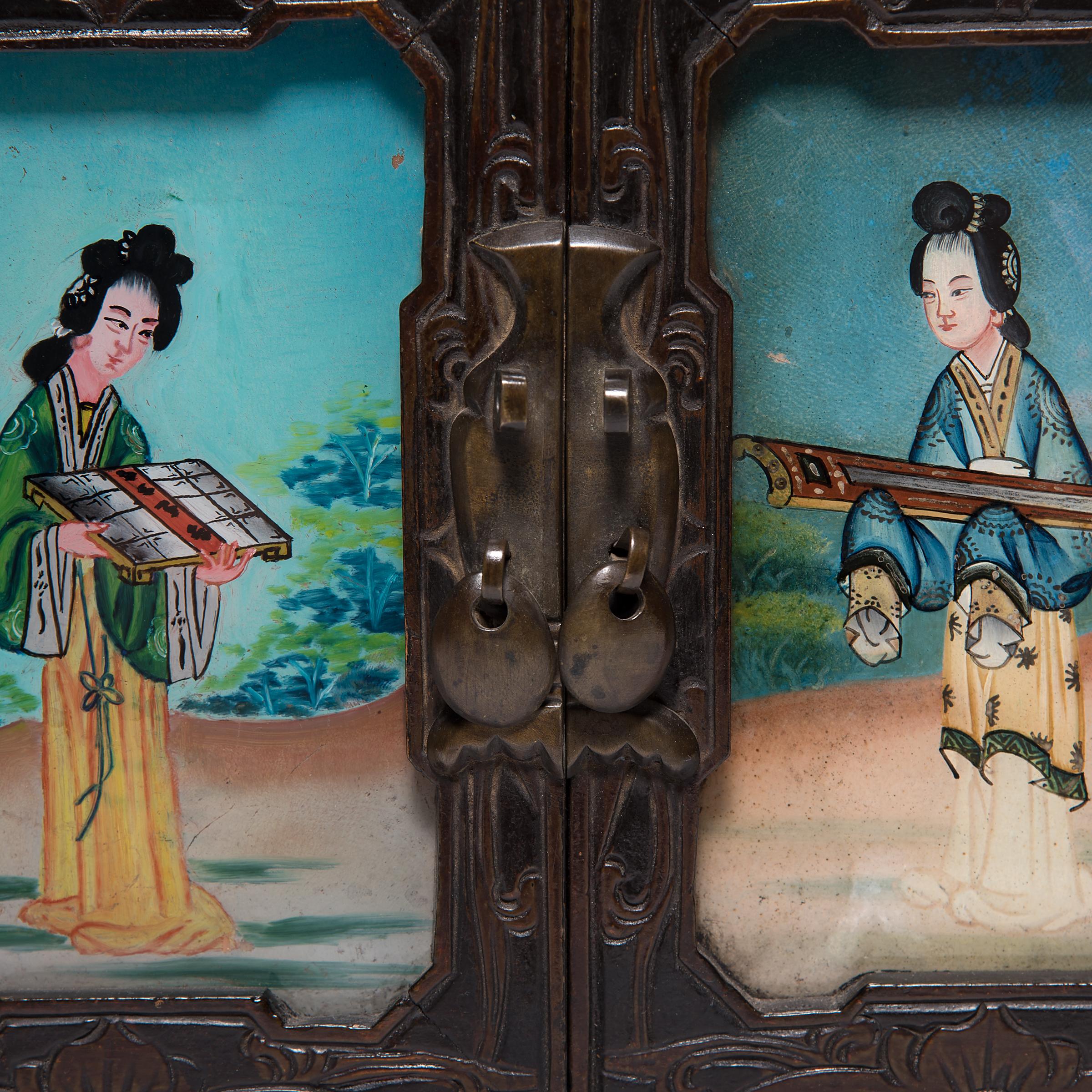 Chinesische Schatztruhe mit umgekehrten, bemalten Glastafeln, um 1850 (Ulmenholz) im Angebot