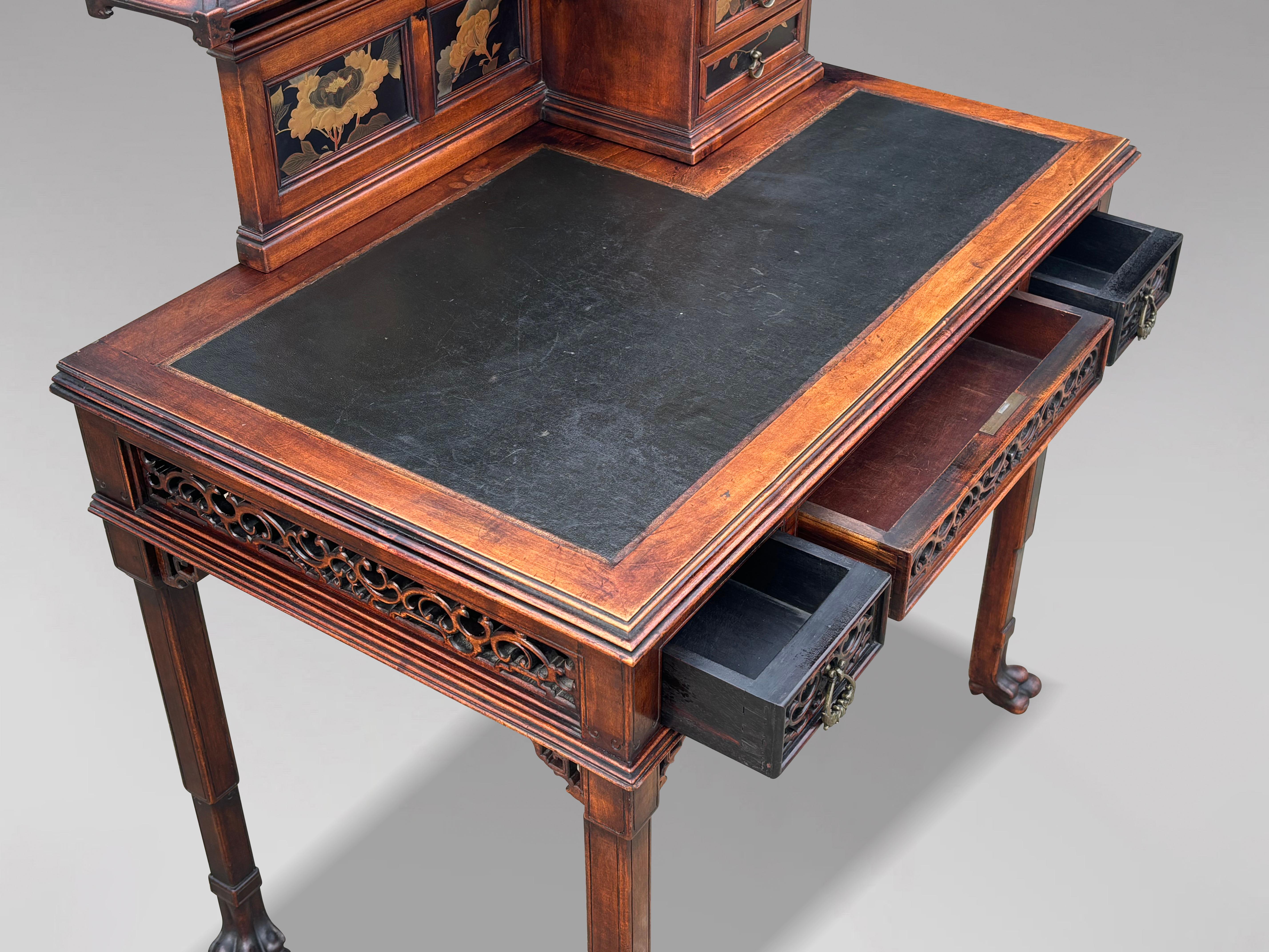 Table à écrire Chippendale chinois du 19ème siècle, sculptée avec plateau en forme de pagode en vente 3