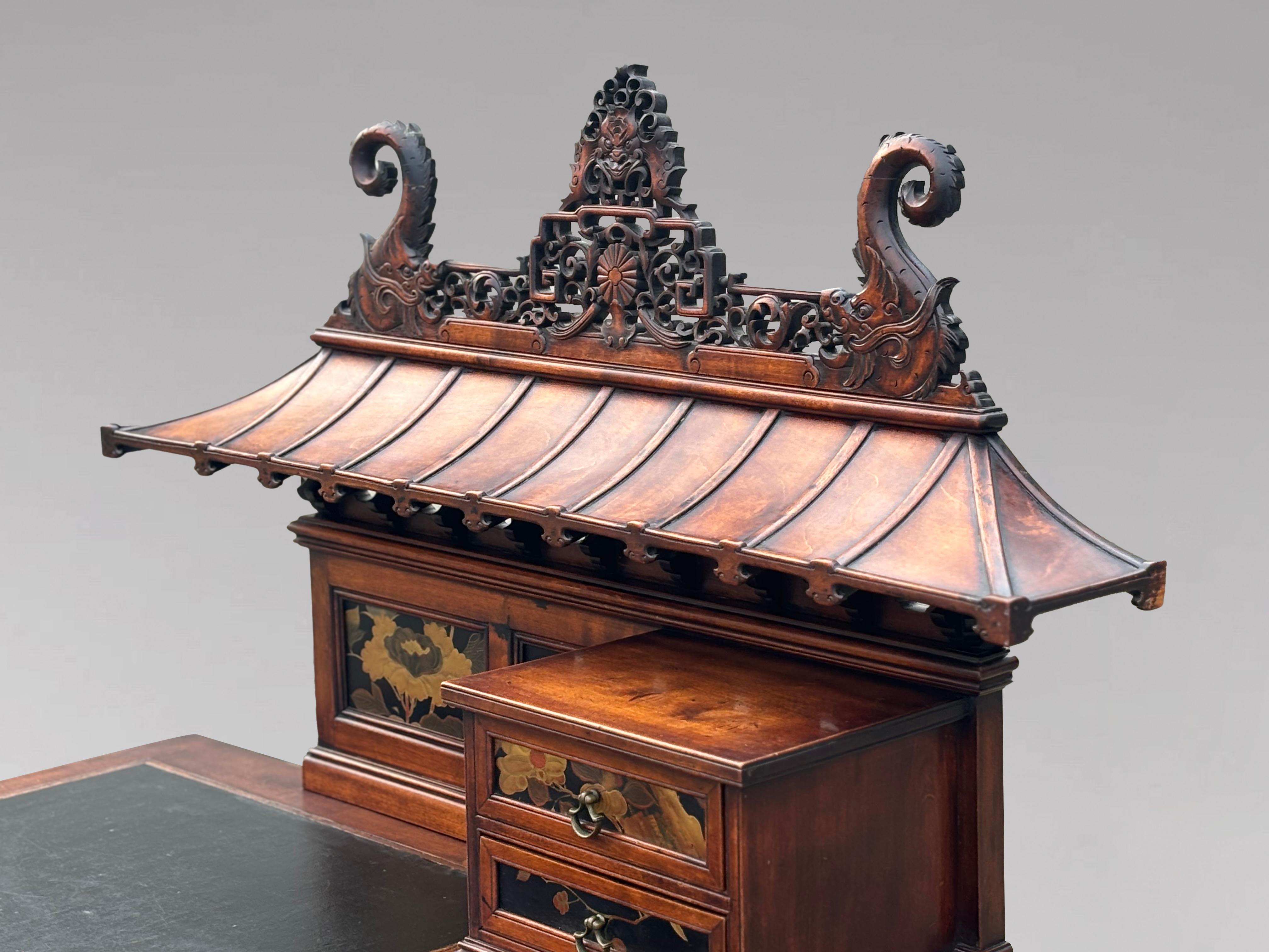 Table à écrire Chippendale chinois du 19ème siècle, sculptée avec plateau en forme de pagode en vente 4