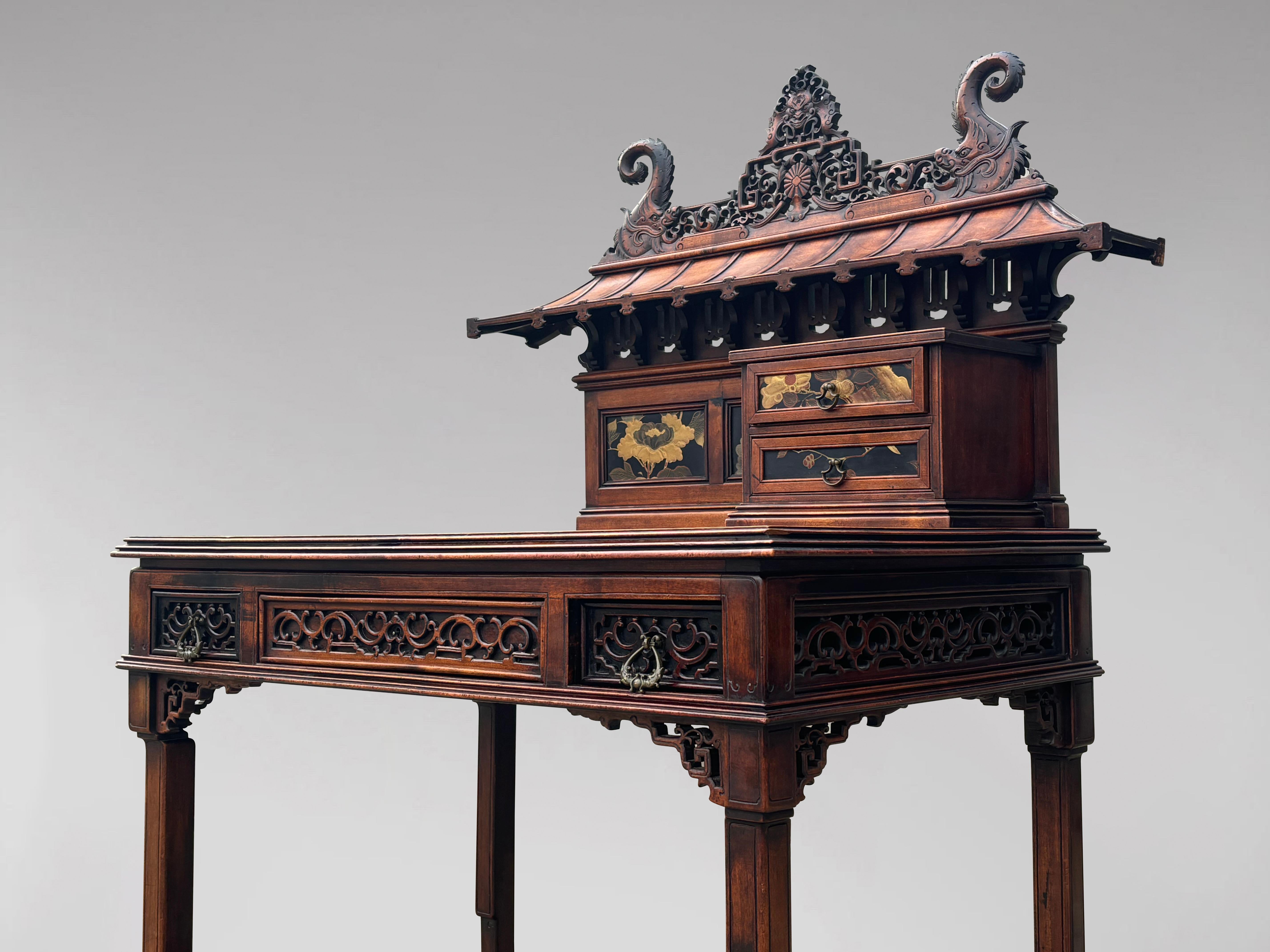 Table à écrire Chippendale chinois du 19ème siècle, sculptée avec plateau en forme de pagode en vente 5
