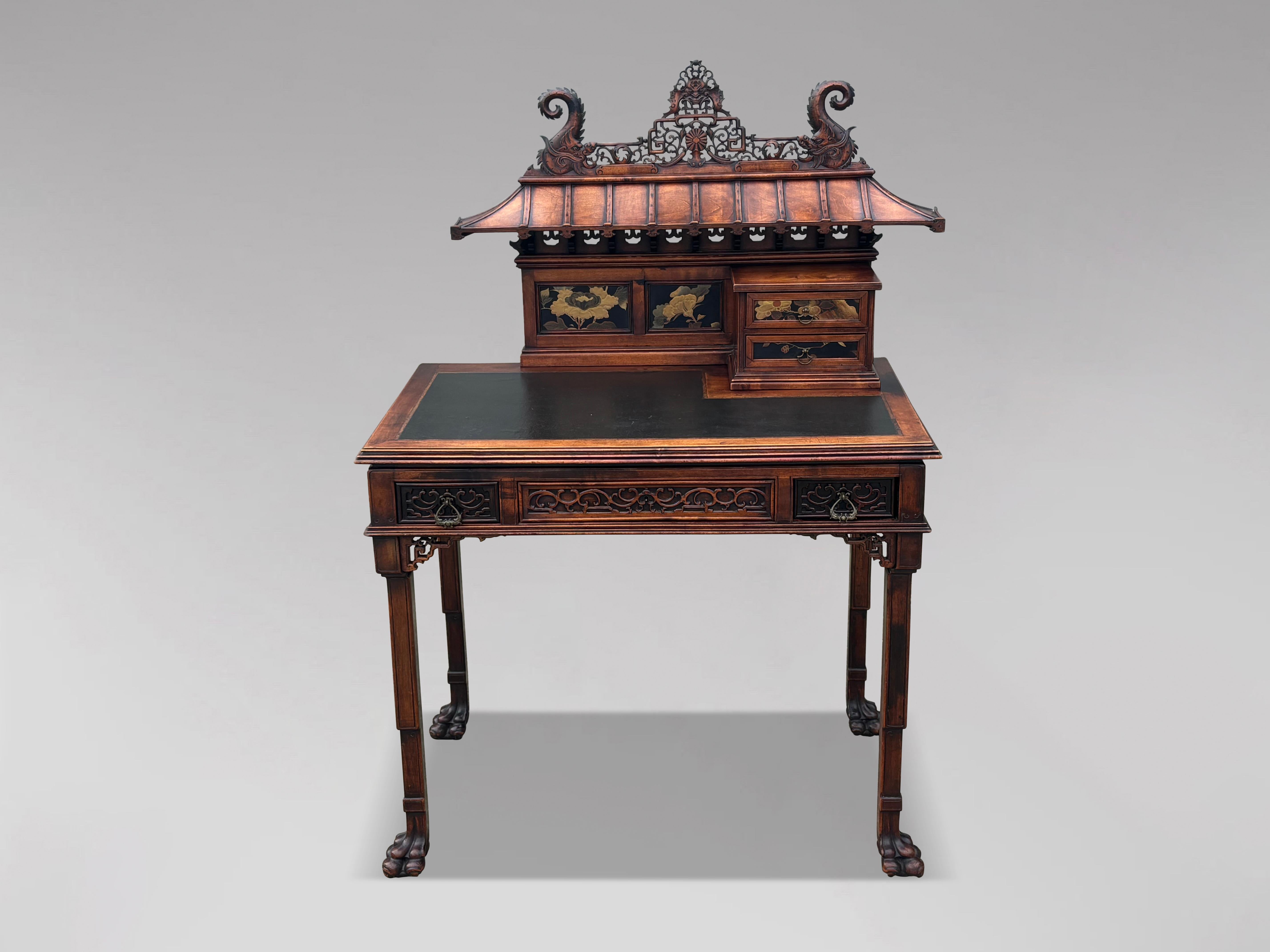 Table à écrire Chippendale chinois du 19ème siècle, sculptée avec plateau en forme de pagode en vente 6