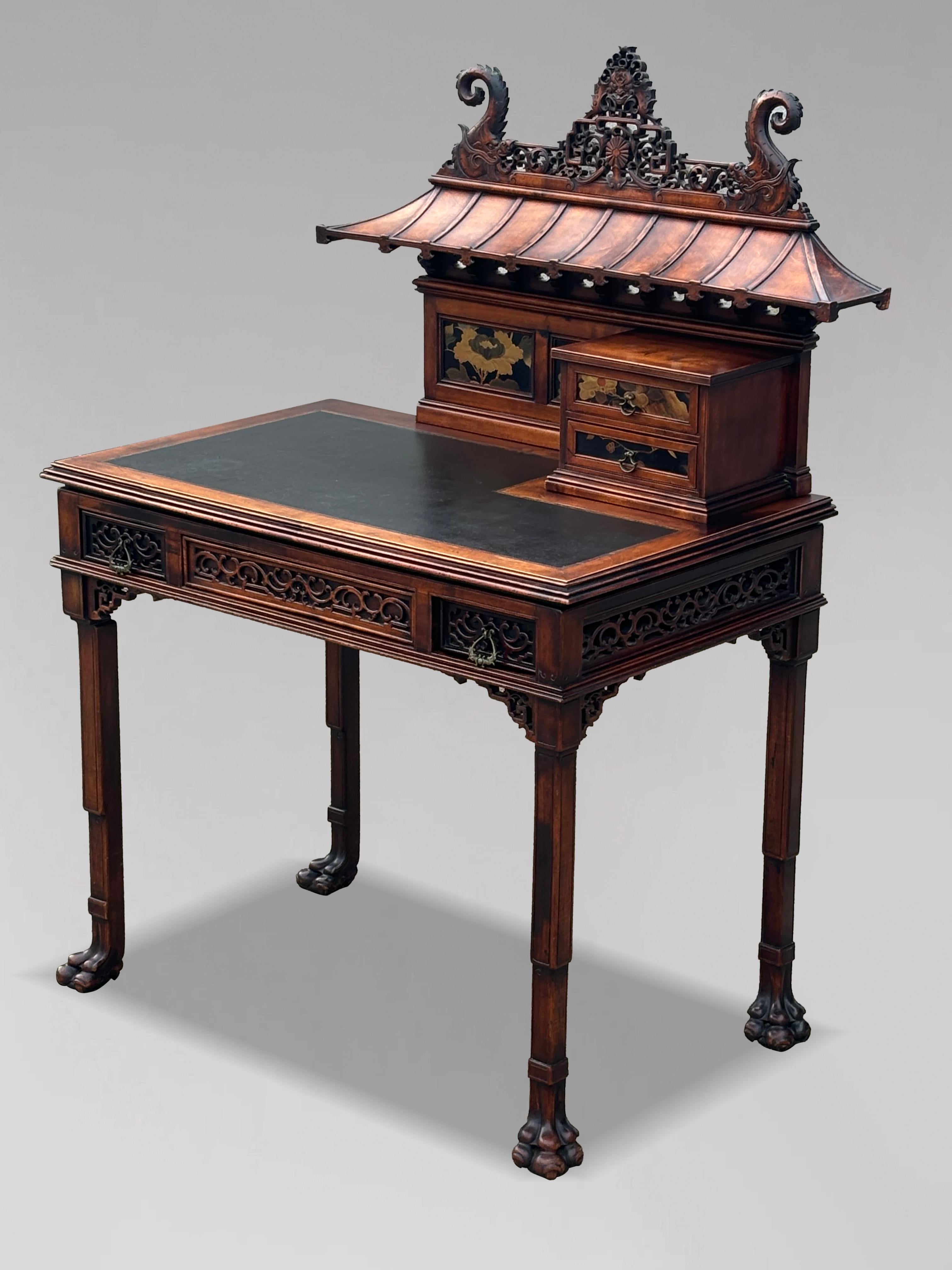 Table à écrire Chippendale chinois du 19ème siècle, sculptée avec plateau en forme de pagode en vente 7