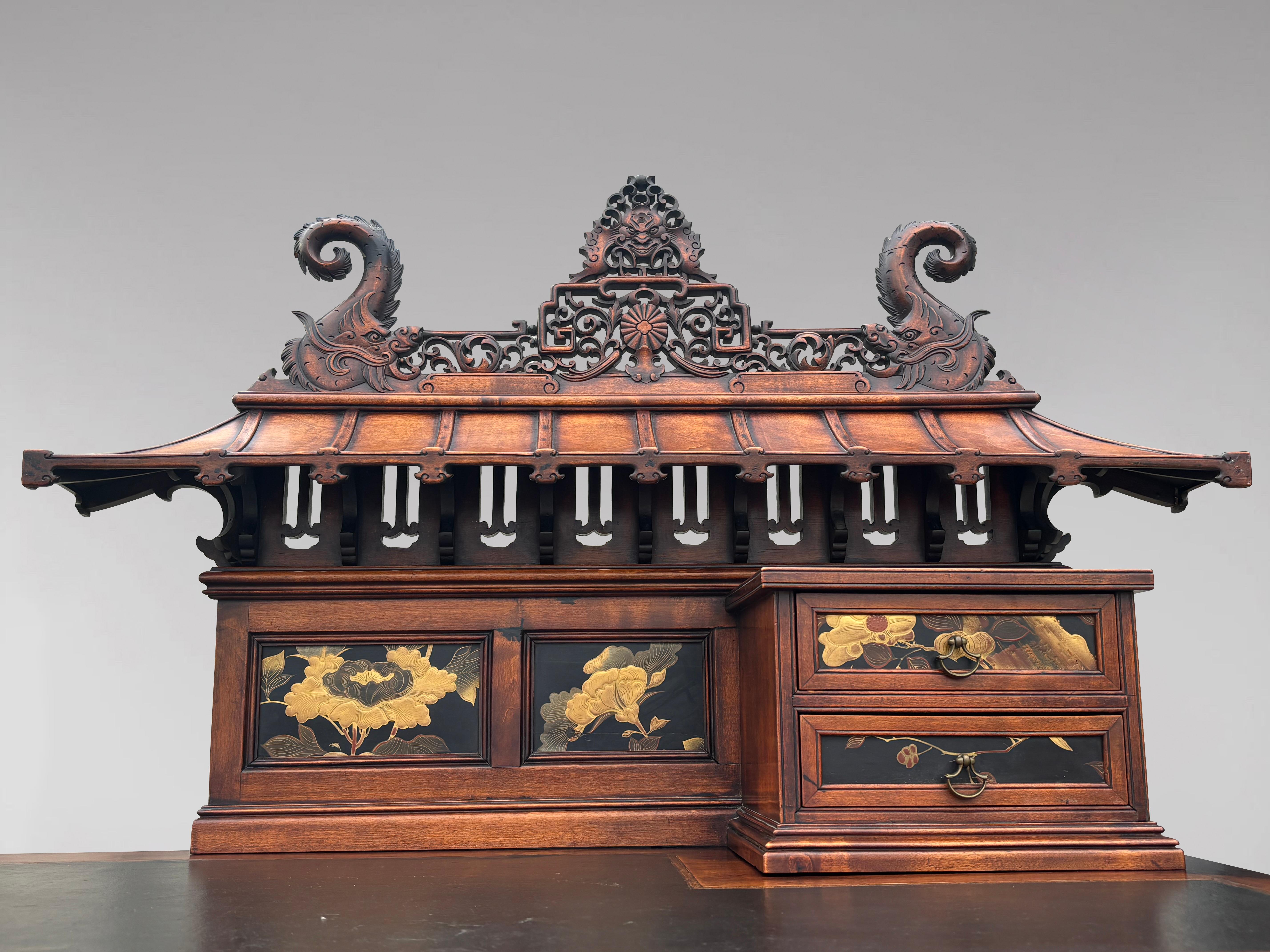 Table à écrire Chippendale chinois du 19ème siècle, sculptée avec plateau en forme de pagode en vente 8