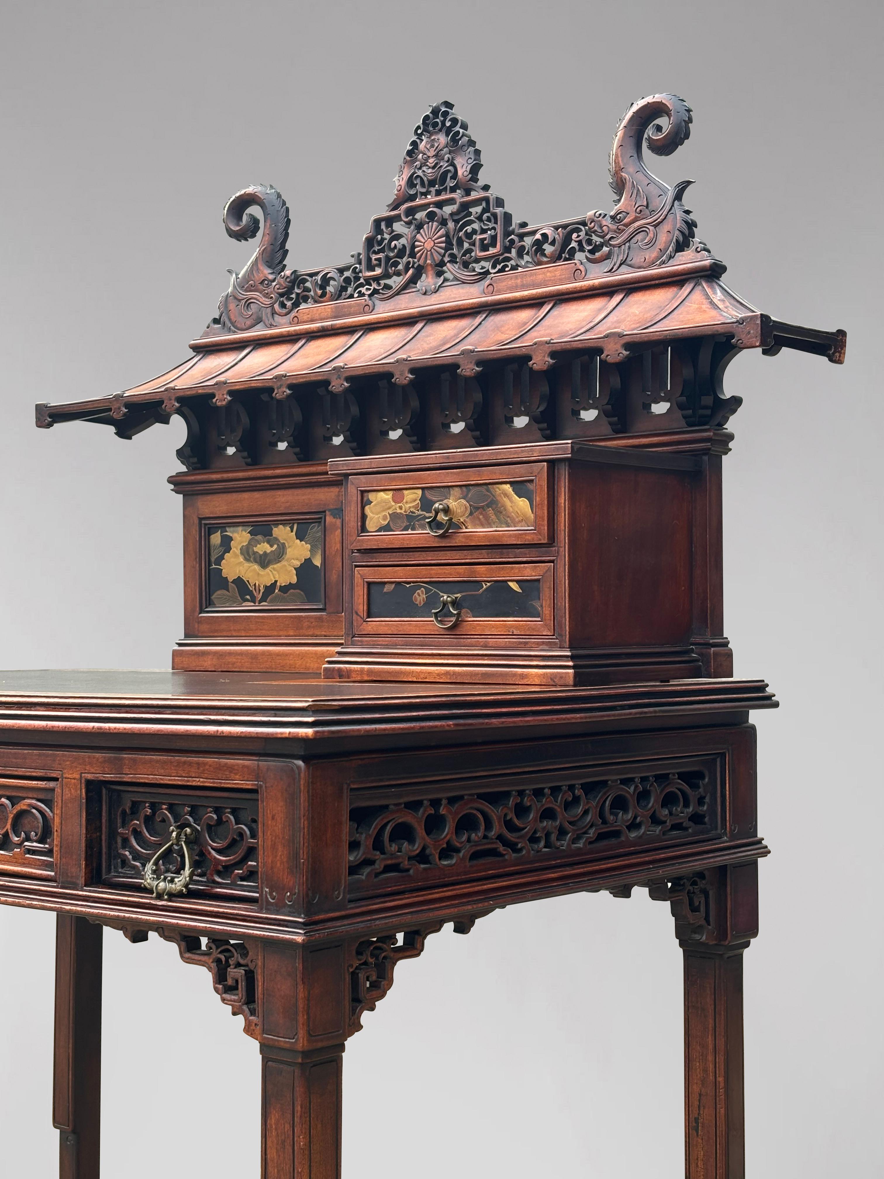 Table à écrire Chippendale chinois du 19ème siècle, sculptée avec plateau en forme de pagode en vente 9