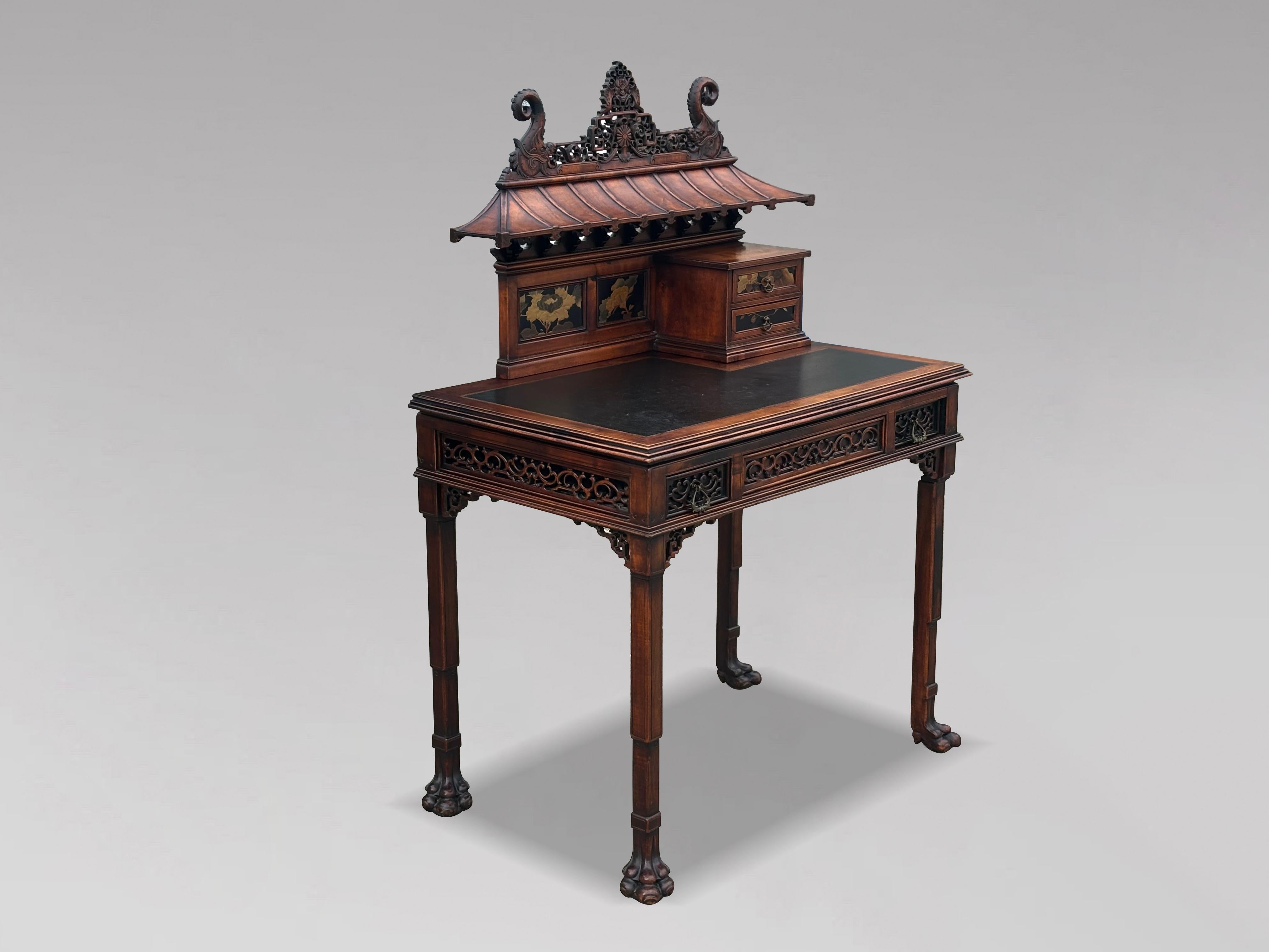 Table à écrire Chippendale chinois du 19ème siècle, sculptée avec plateau en forme de pagode en vente 10