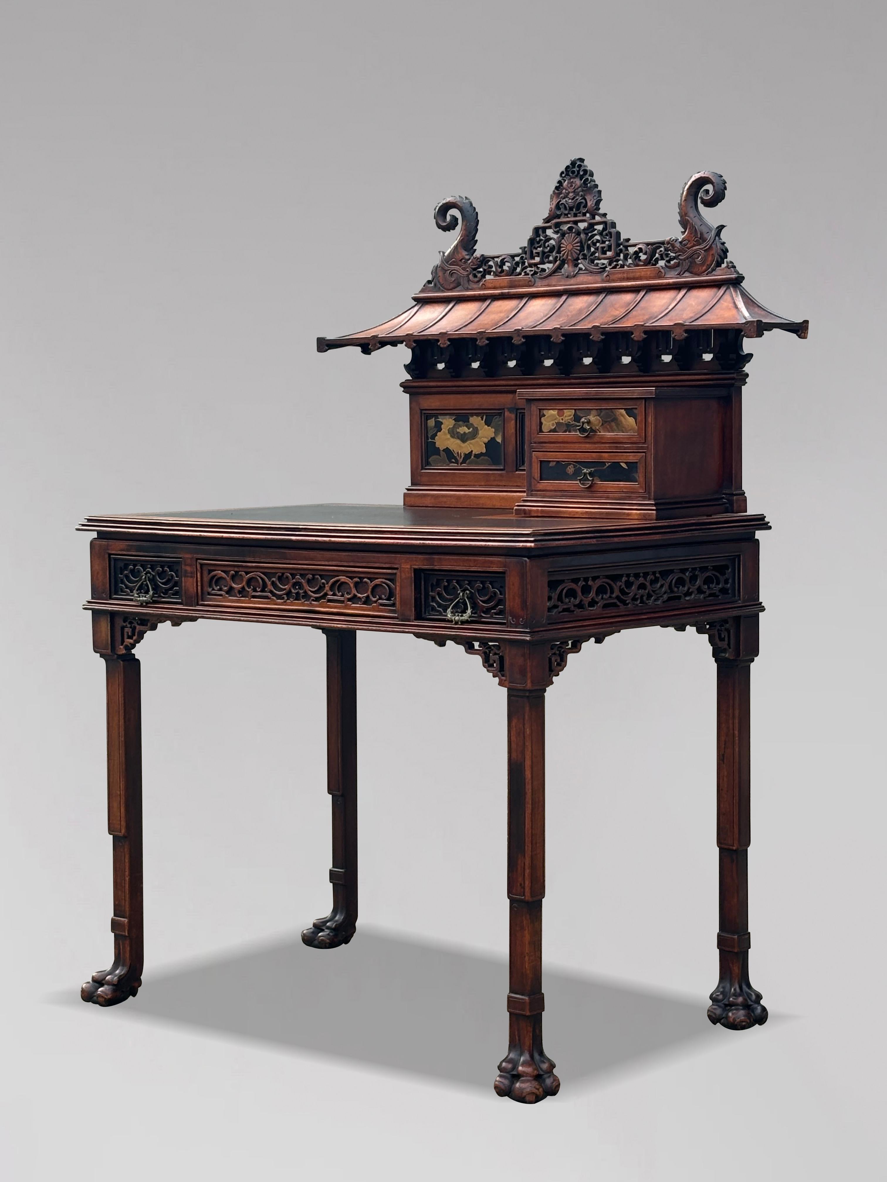 Table à écrire Chippendale chinois du 19ème siècle, sculptée avec plateau en forme de pagode en vente 11