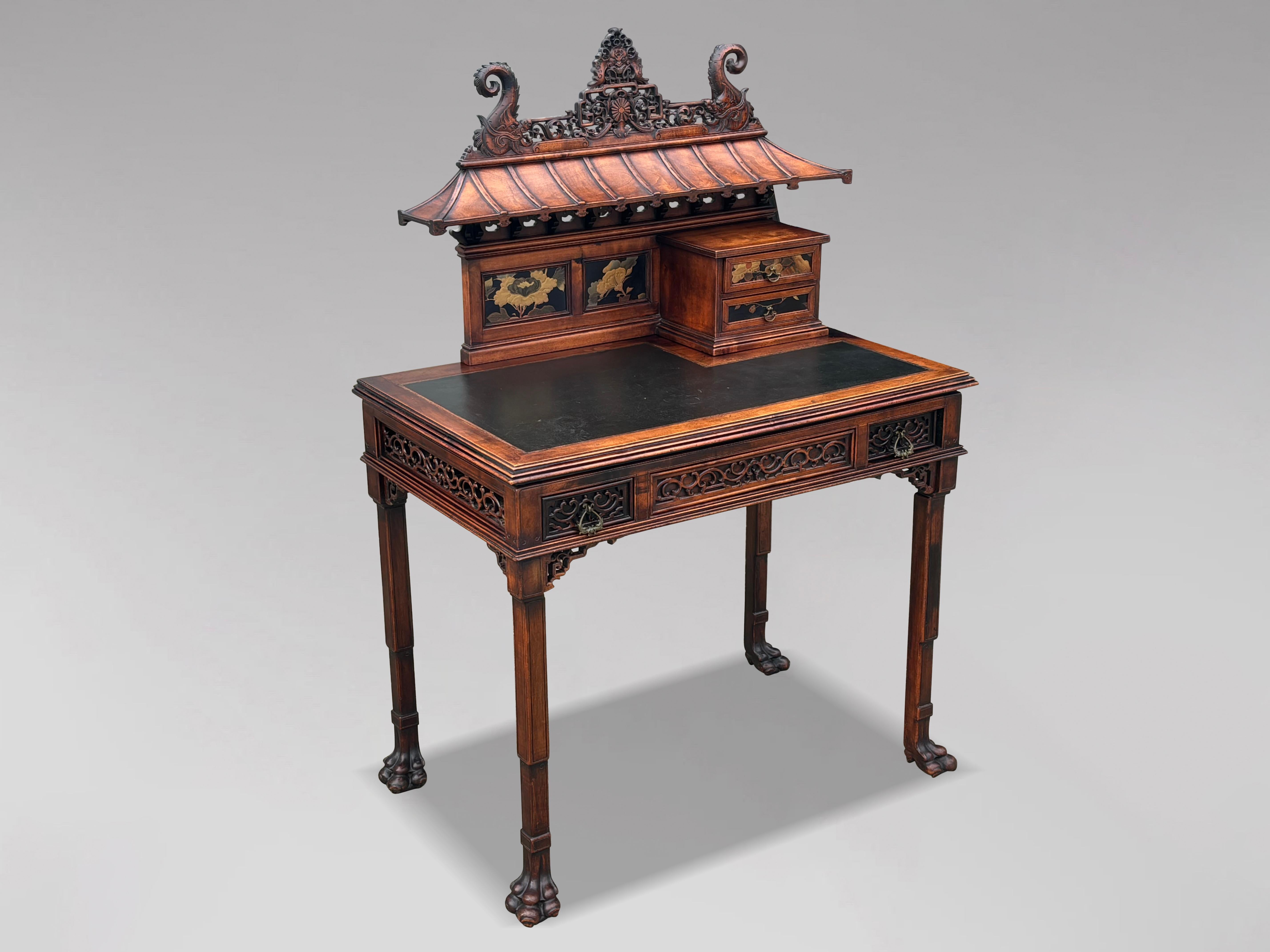 Ce superbe et rare bureau ou table à écrire à pagode Chippendale anglais du XIXe siècle est un remarquable exemple de savoir-faire artisanal. Cette table en acajou, très stylisée et sculptée à la main, est dotée d'un plateau rectangulaire avec un