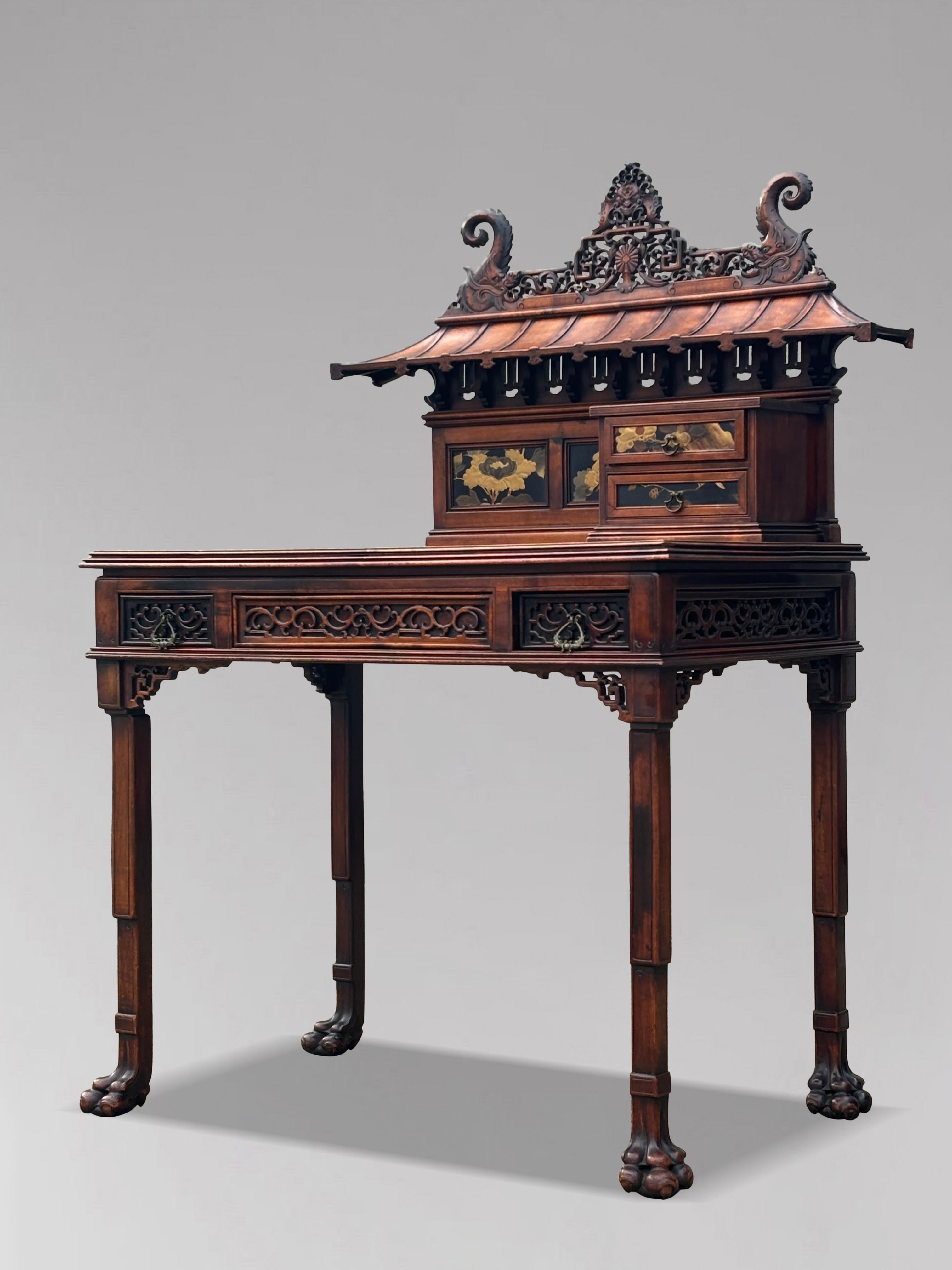Britannique Table à écrire Chippendale chinois du 19ème siècle, sculptée avec plateau en forme de pagode en vente