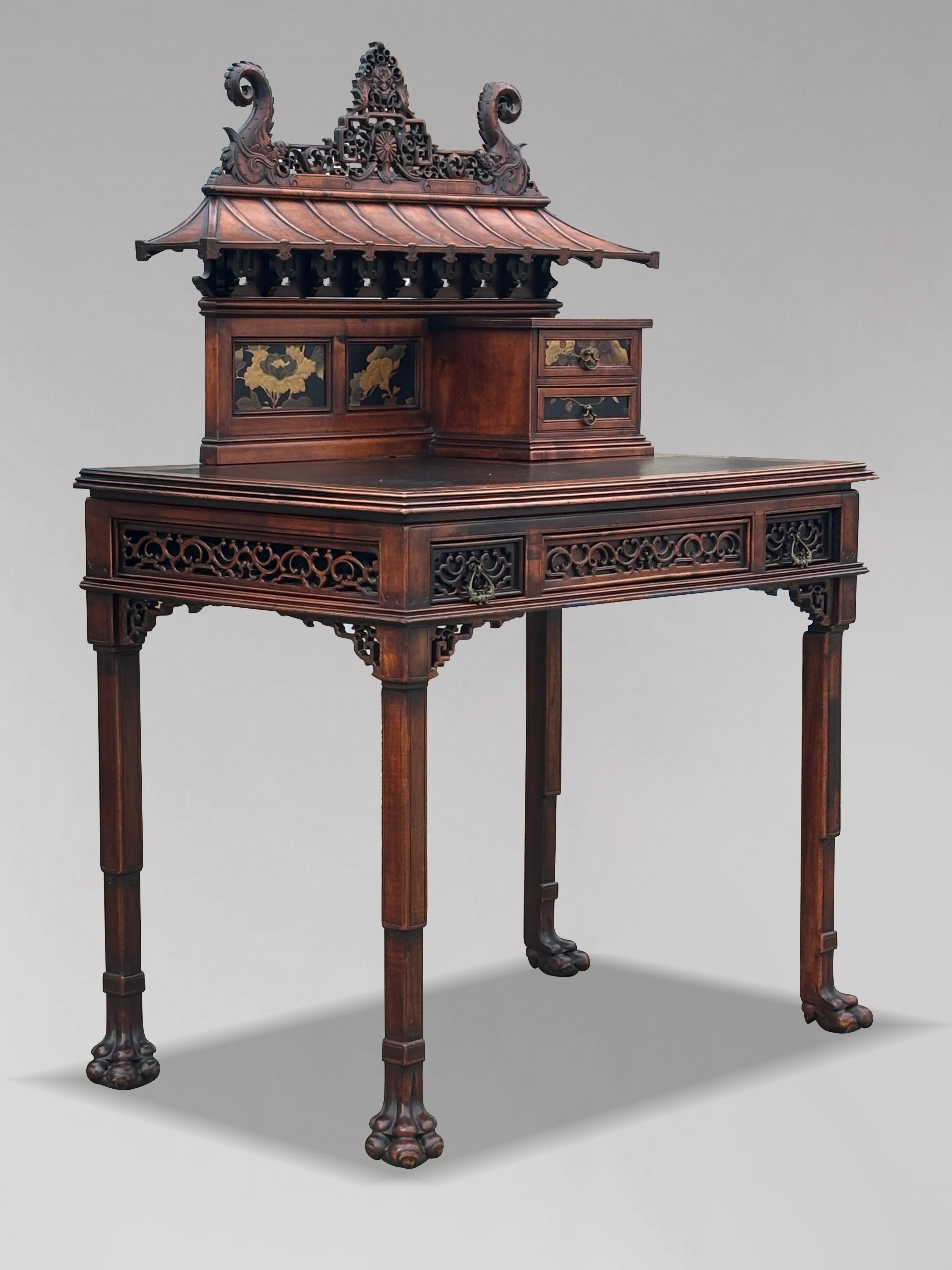 Sculpté à la main Table à écrire Chippendale chinois du 19ème siècle, sculptée avec plateau en forme de pagode en vente