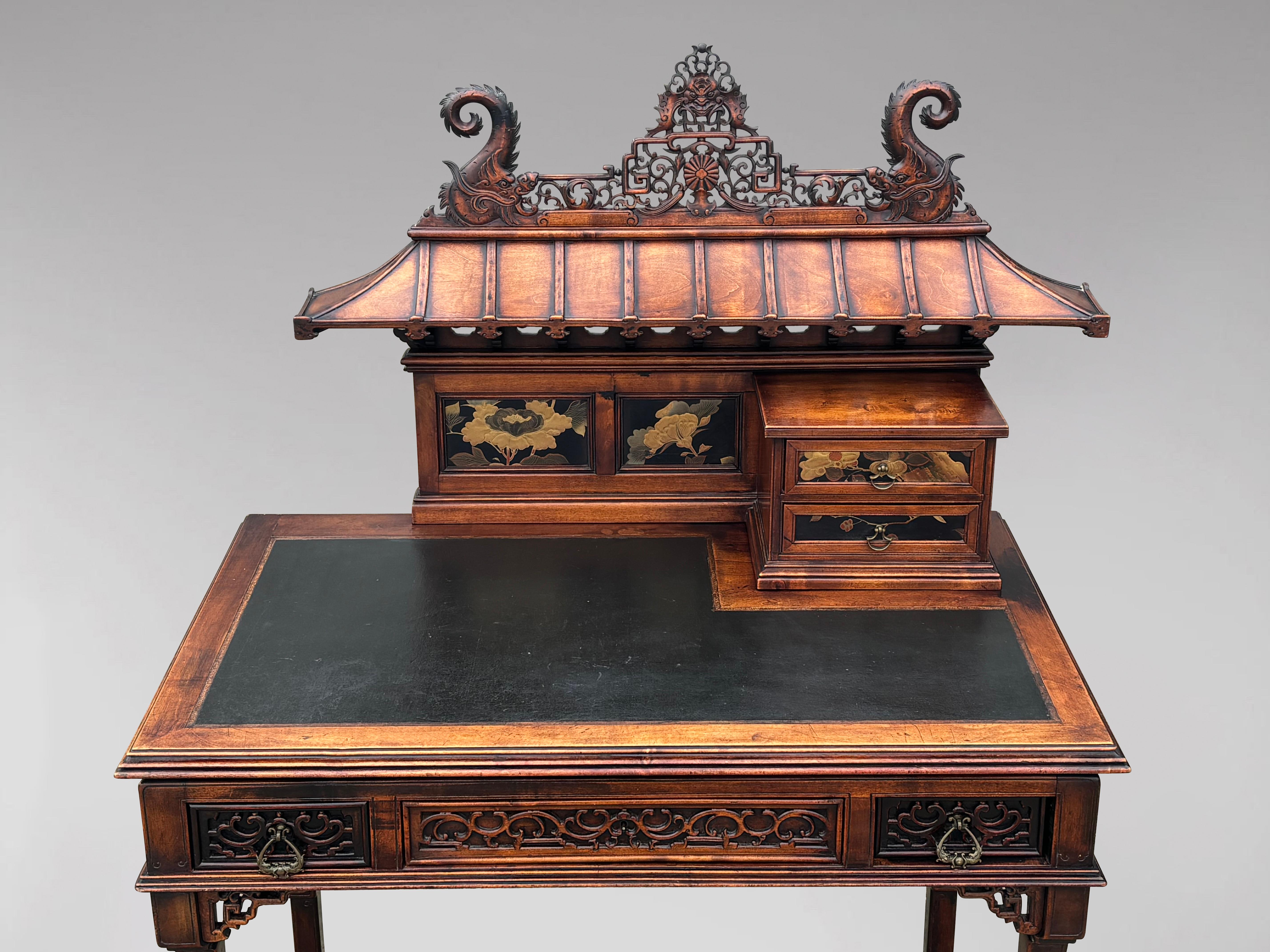 XIXe siècle Table à écrire Chippendale chinois du 19ème siècle, sculptée avec plateau en forme de pagode en vente