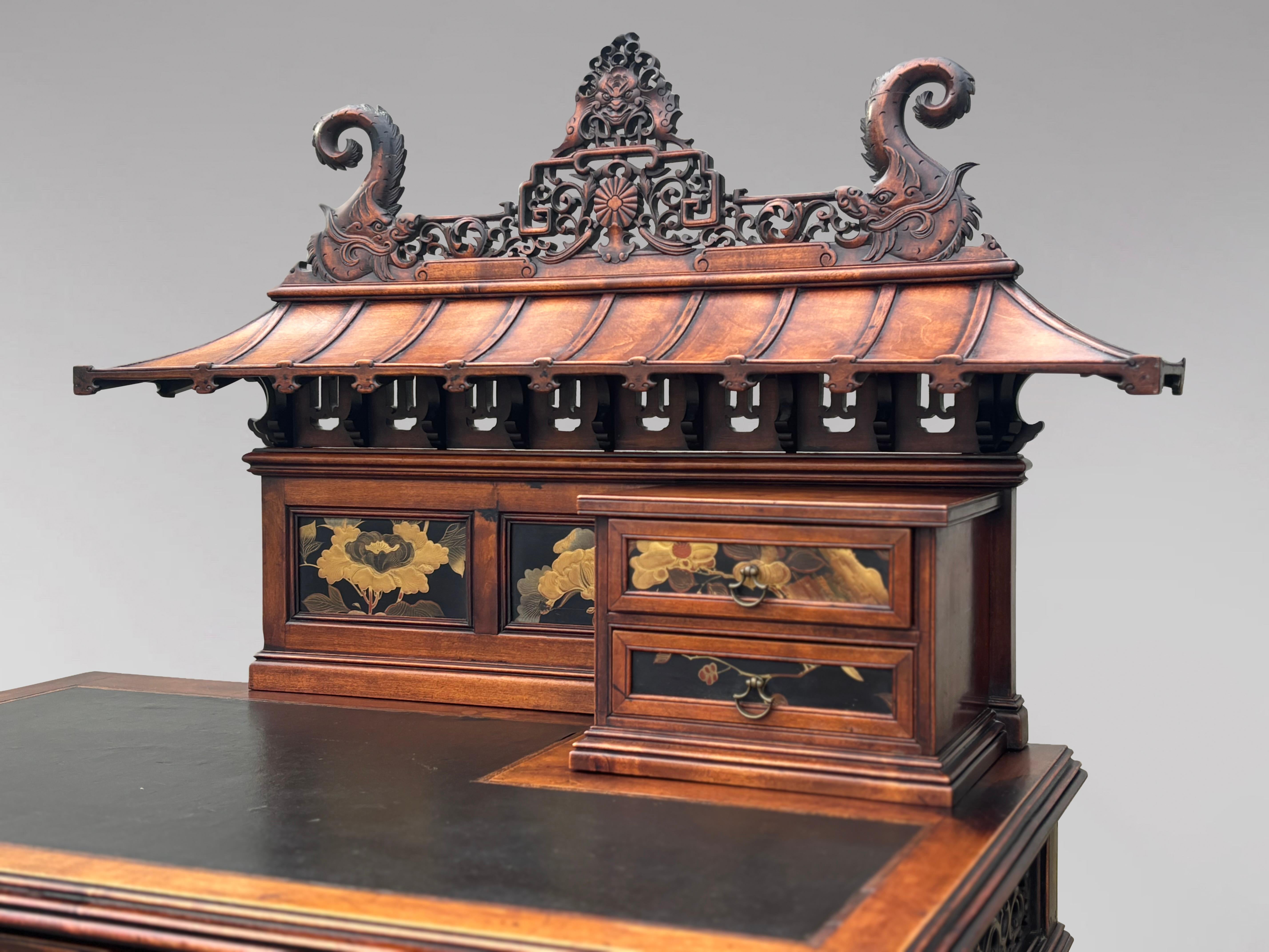 Acajou Table à écrire Chippendale chinois du 19ème siècle, sculptée avec plateau en forme de pagode en vente
